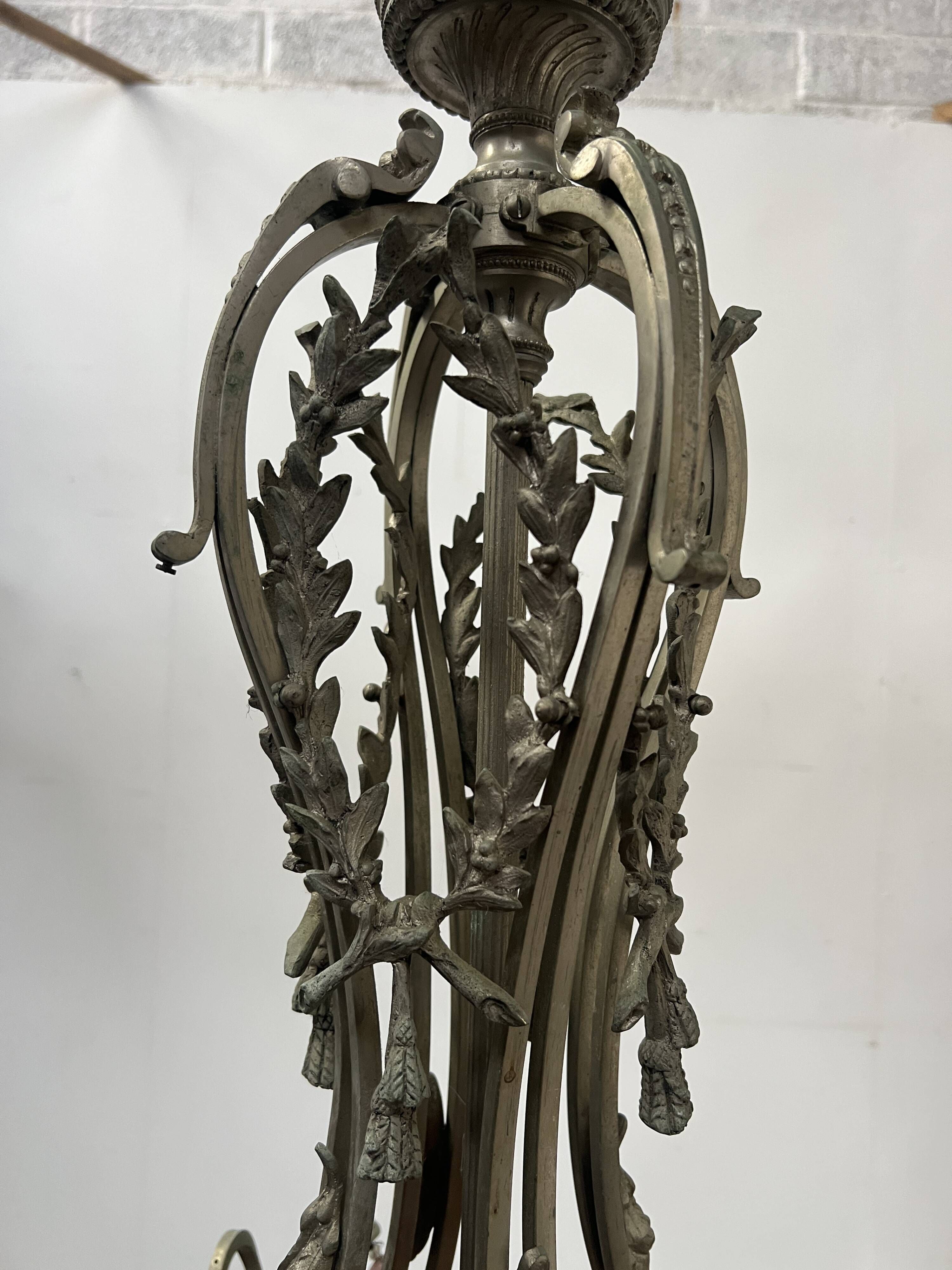 Napoleon III chandelier in bronze and alabaster with eight light arms, 19th century.