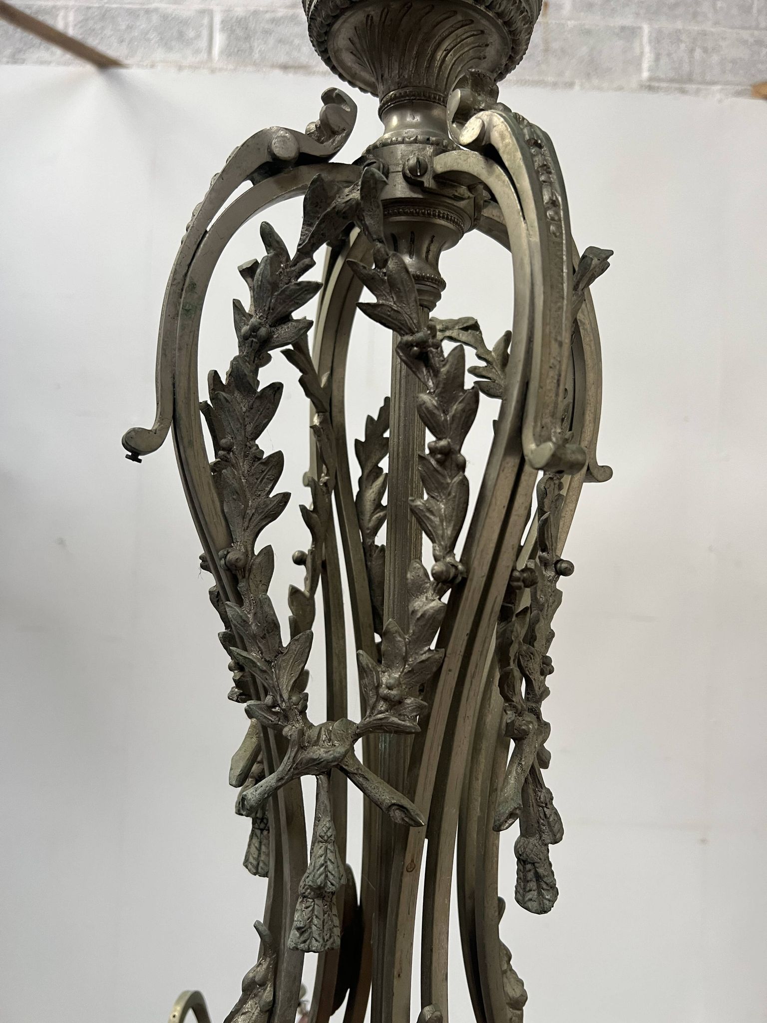 Napoleon III chandelier in bronze and alabaster with eight light arms, 19th century.