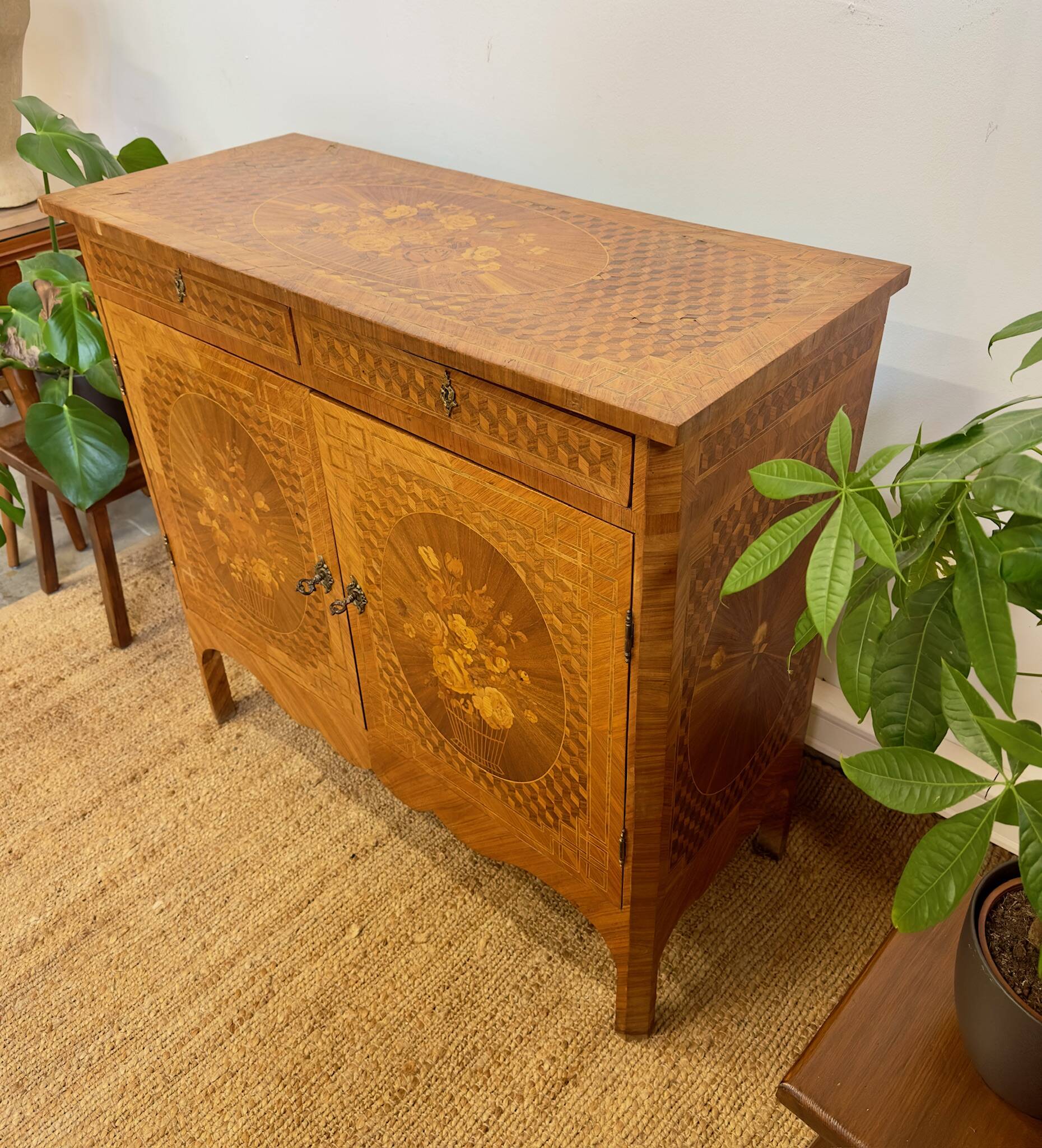 Commode en bois marqueté – Décor floral
