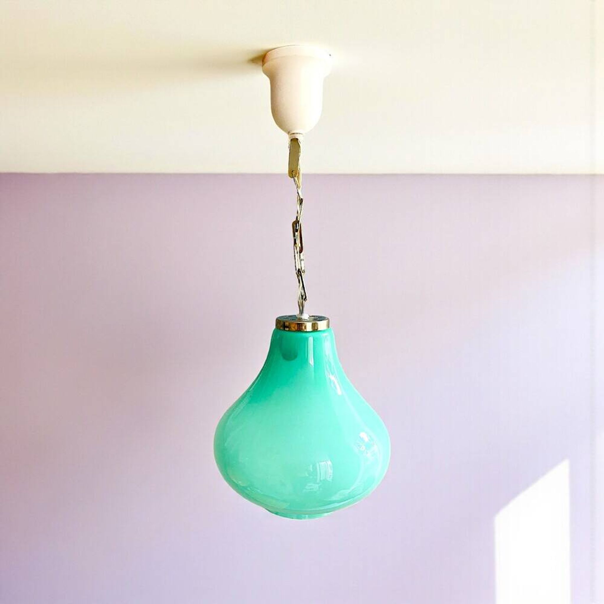 Lustre en verre opalin turquoise des années 50
