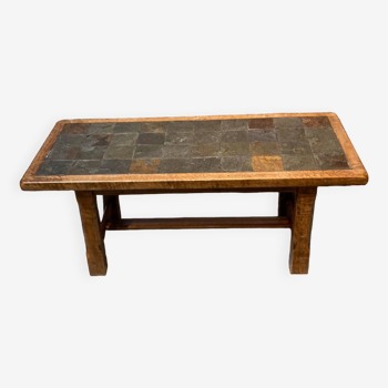 Table basse en bois et en pierre