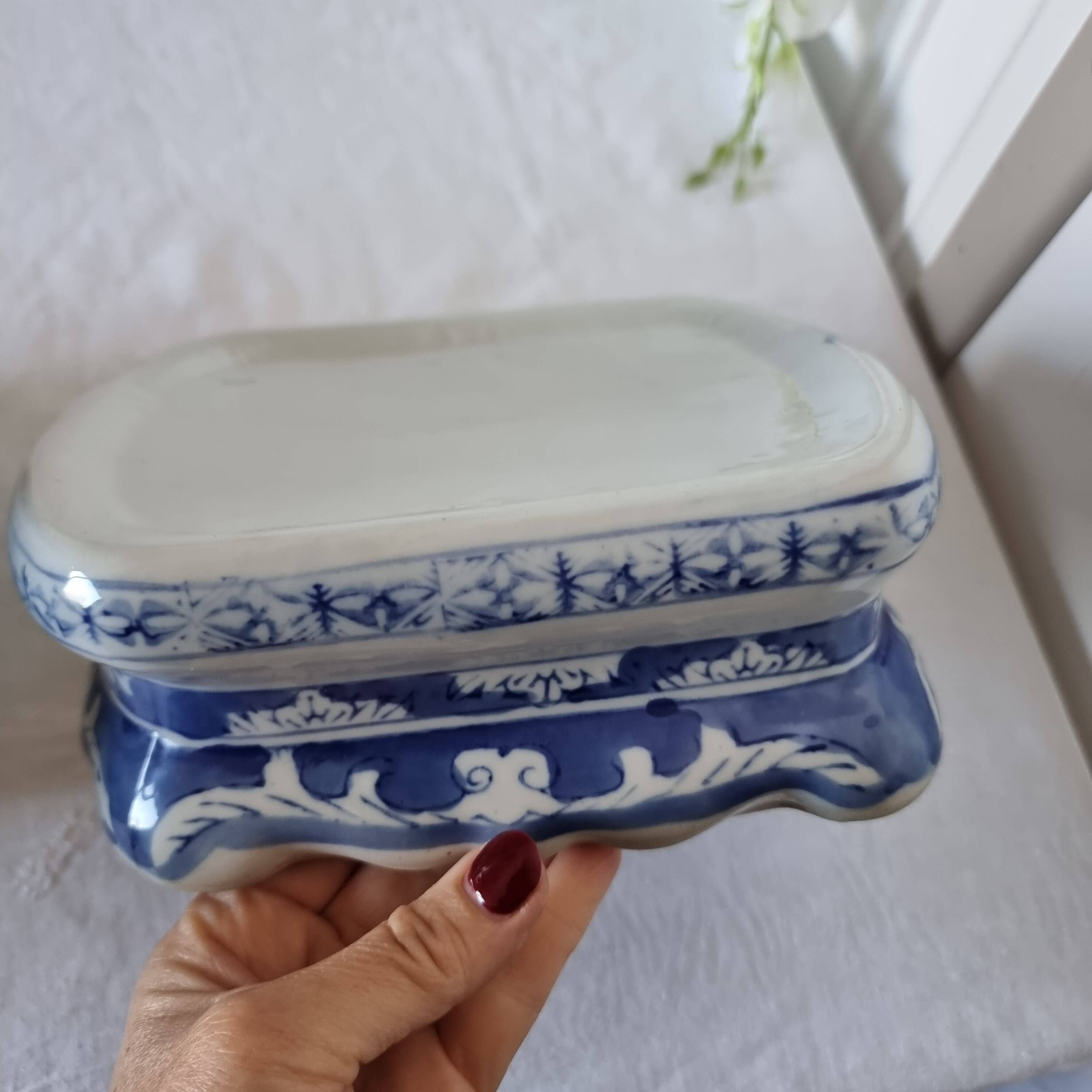 Magnifique cache-pot oriental sur piédestal en porcelaine bleue et blanche