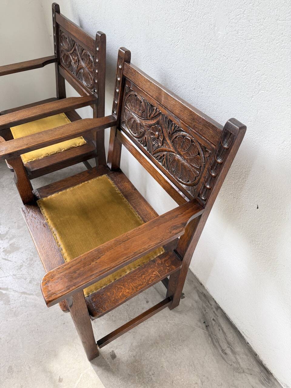 Paire de fauteuils style espagnol bois sculpté 1900
