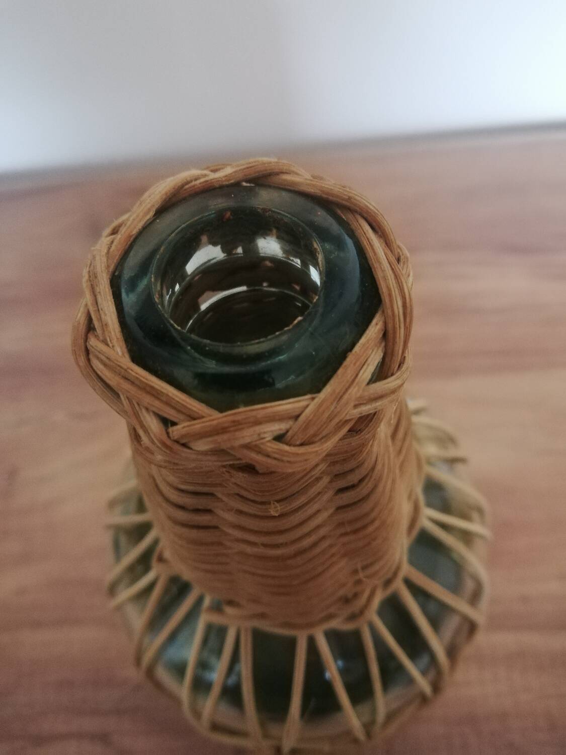 Bouteille habillée d'osier tressé