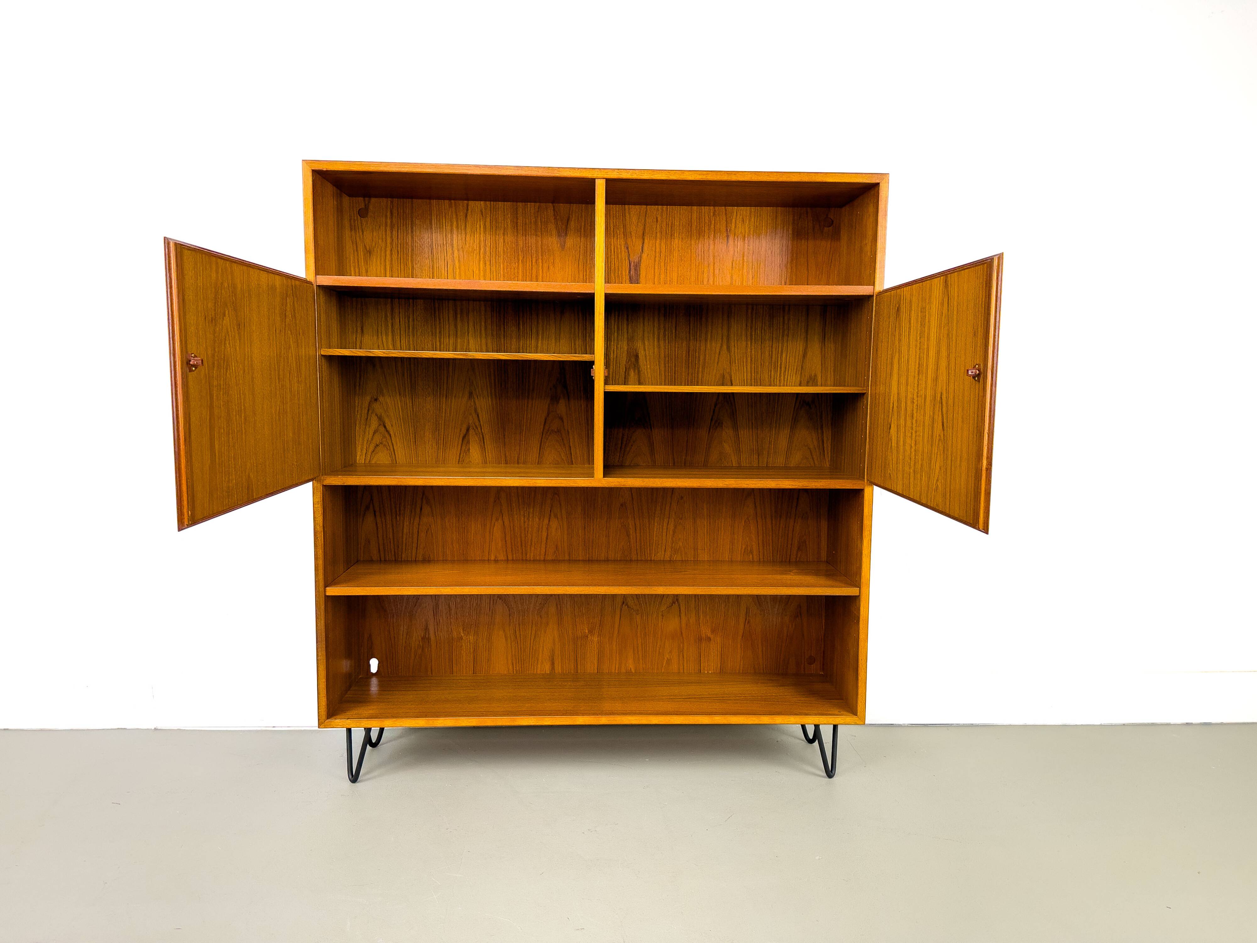 Bibliothèque danoise en teck avec portes par Omann Jun, 1960s