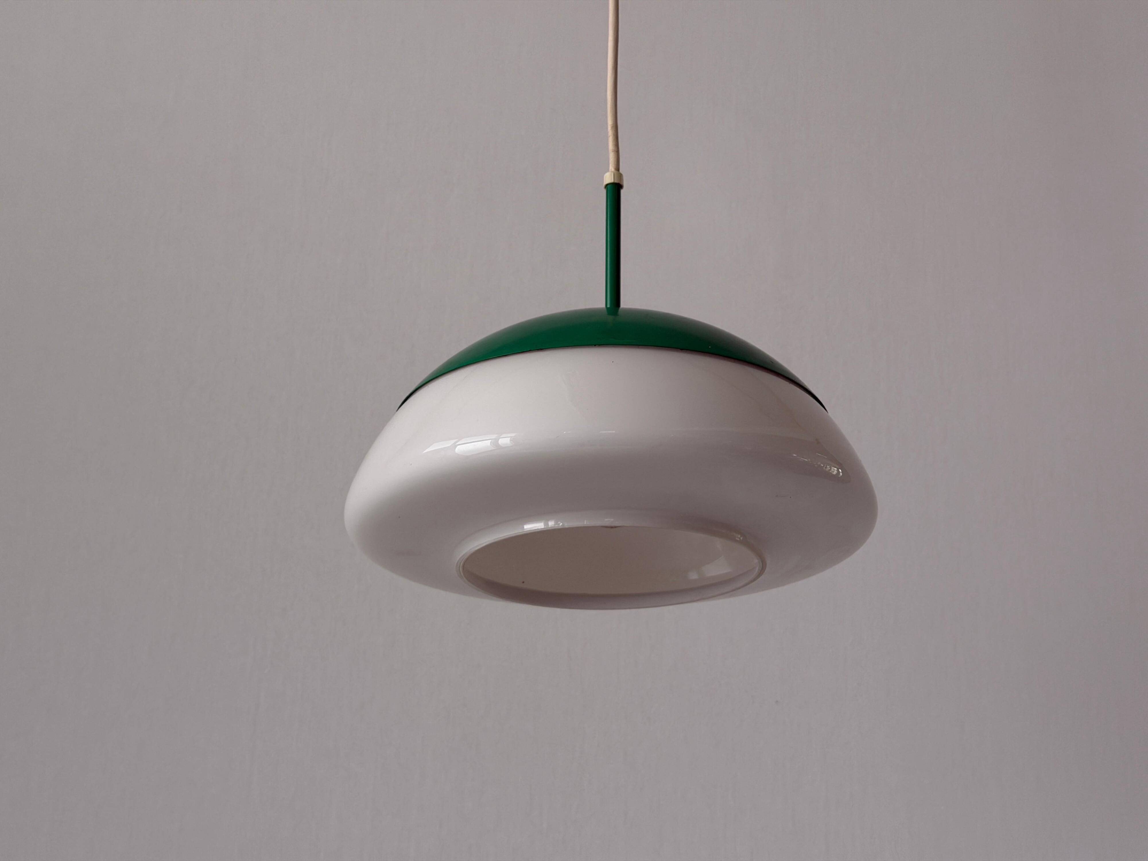 Suspension en métal vert et verre opale, années 1960, Germany