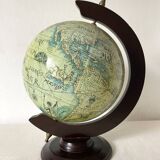 Globe terrestre vintage au style ancien