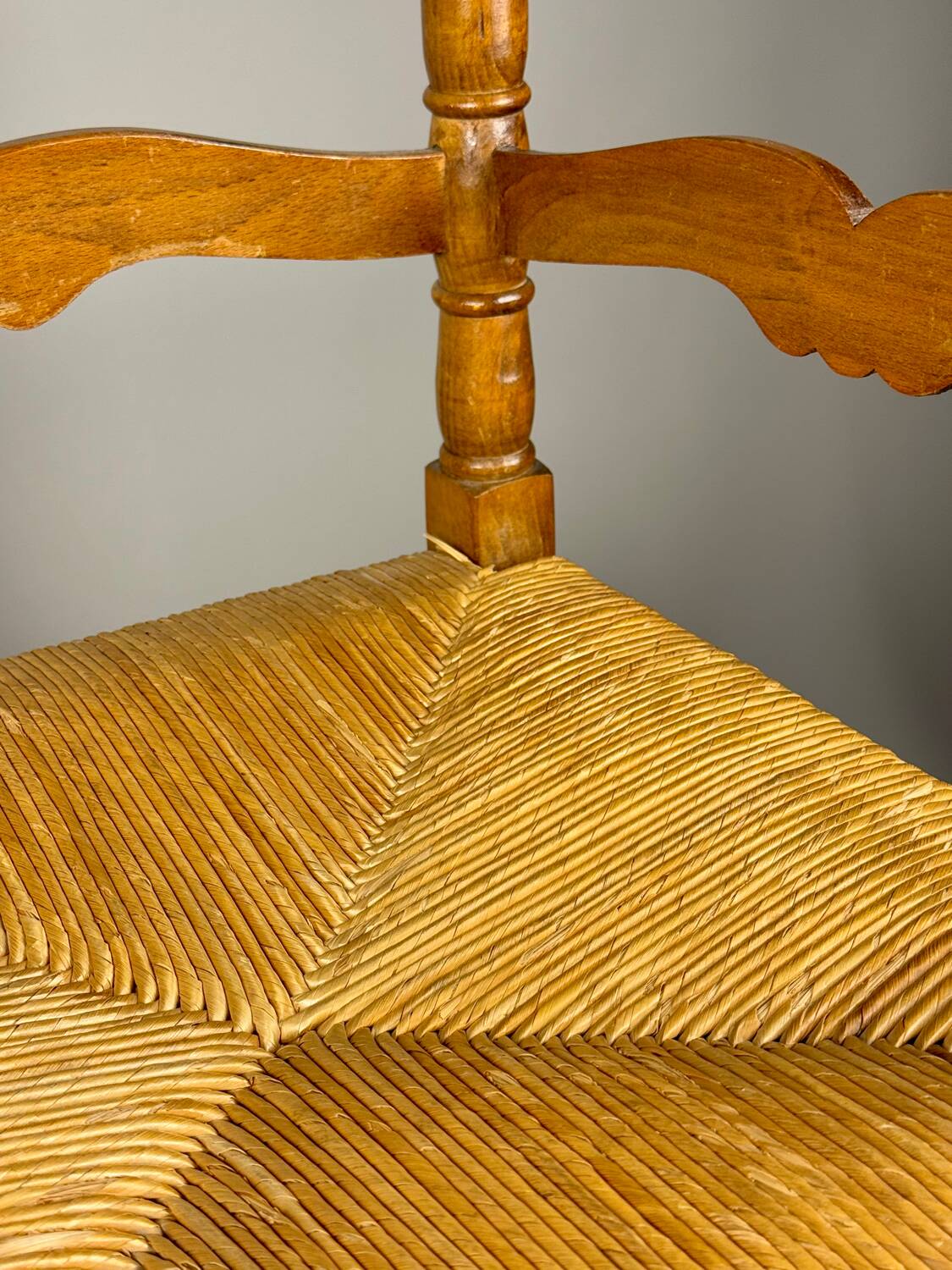 Chaise d'angle vintage en bois avec assise en paille tissée