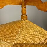 Chaise d'angle vintage en bois avec assise en paille tissée