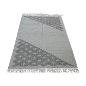 Tapis gris ethnique fait