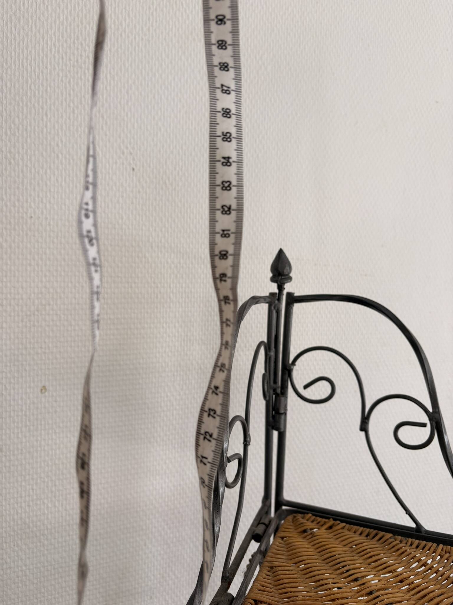 Etagère d'angle en osier et fer forgé