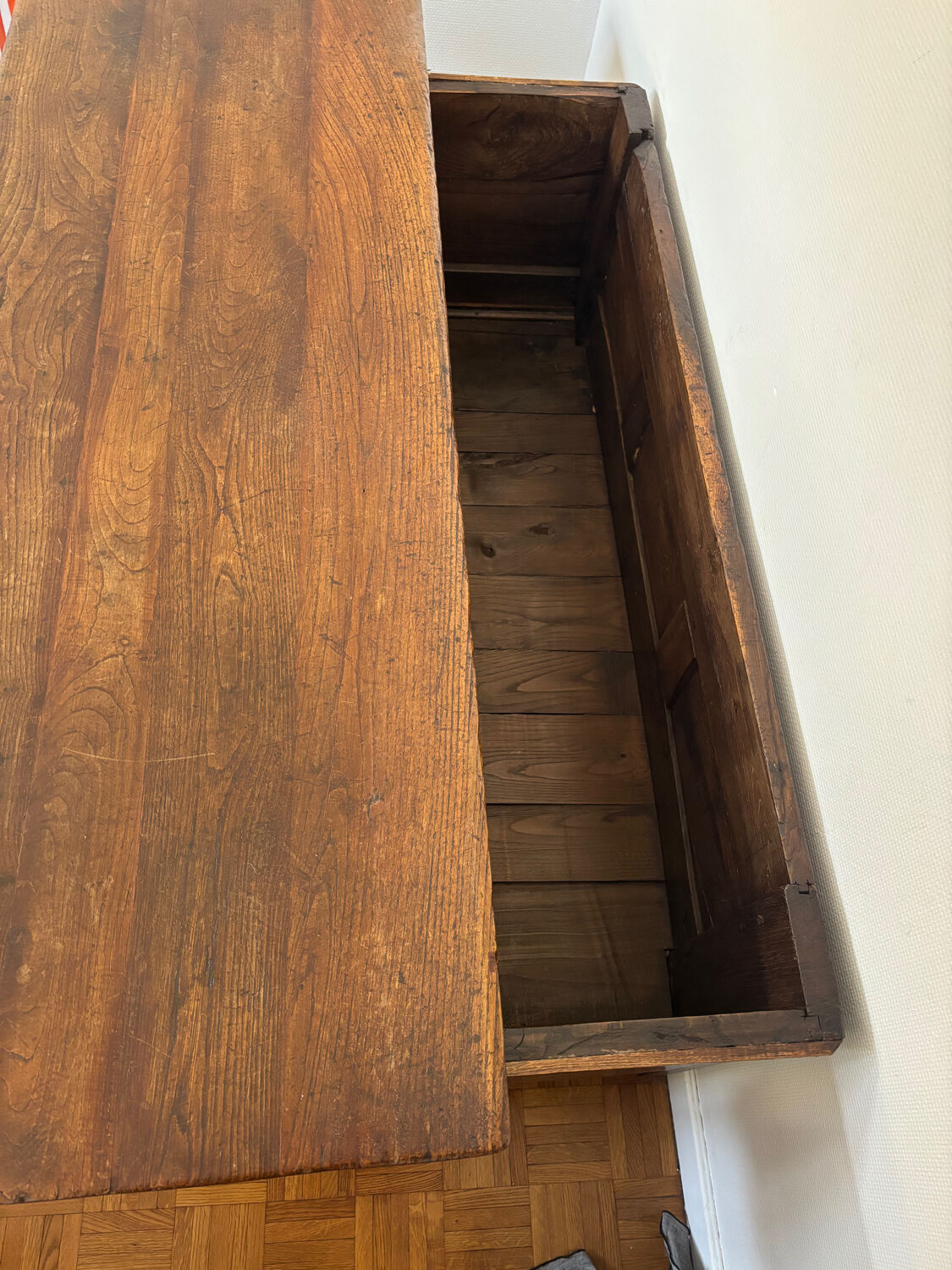 Grand coffre ancien en chêne massif – XIXe – belle patine d’origine