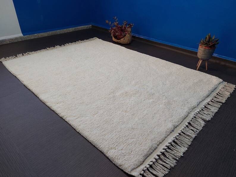Traditional handmade pure white wool rug size 1.5/2.5 m.