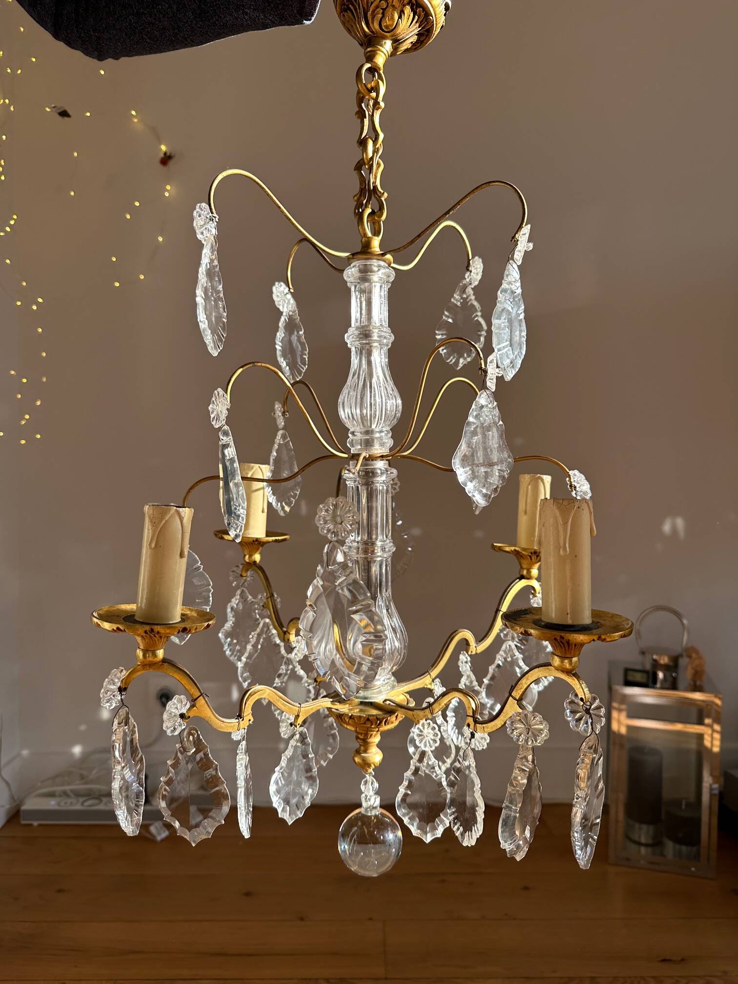 Chandelier set & 4 wall sconces with pendants, Louis XV style, gilded metal