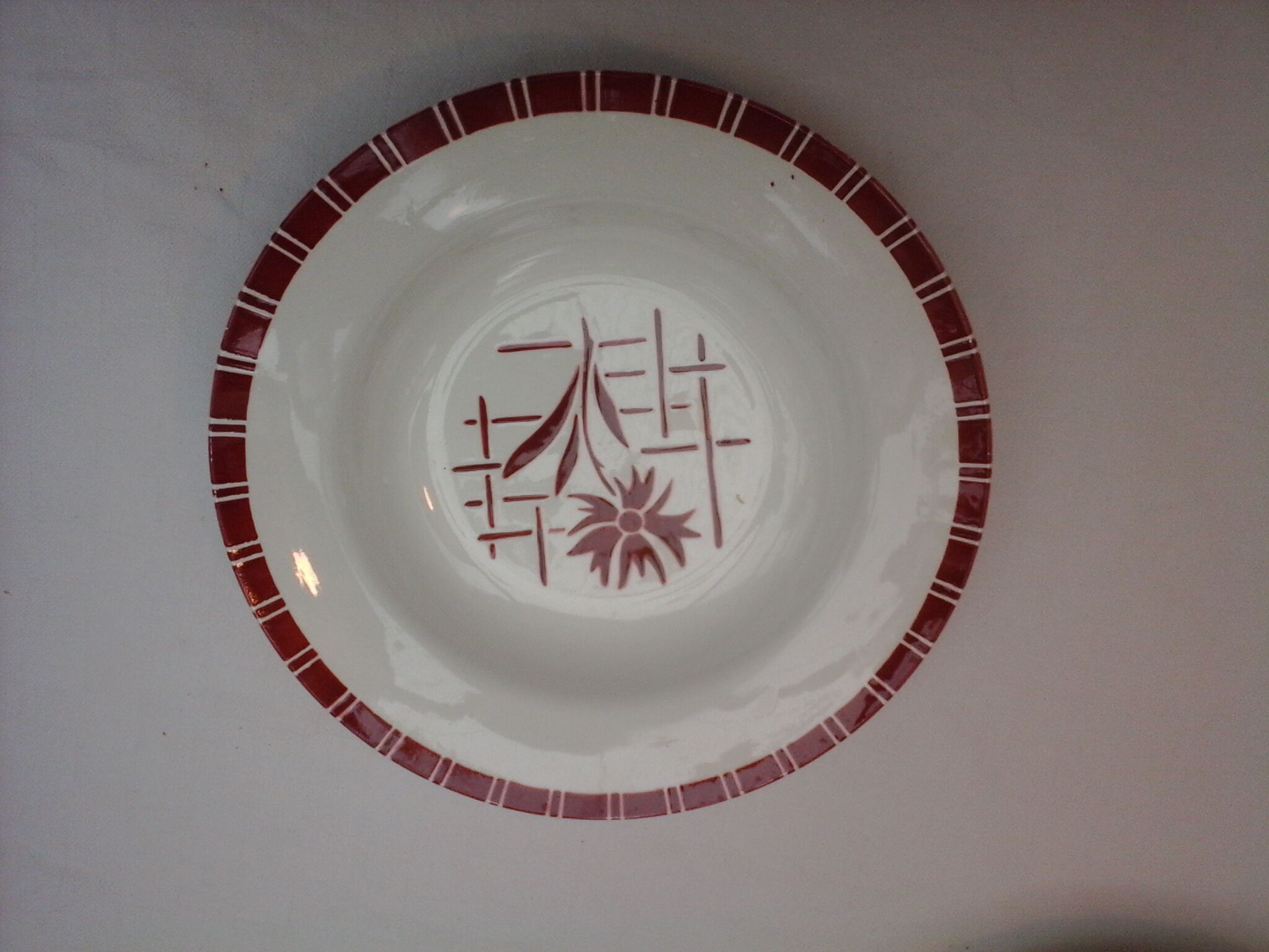 Assortiment de 18 assiettes dominante rouge