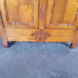 Armoire style Louis XV en merisier sculpté