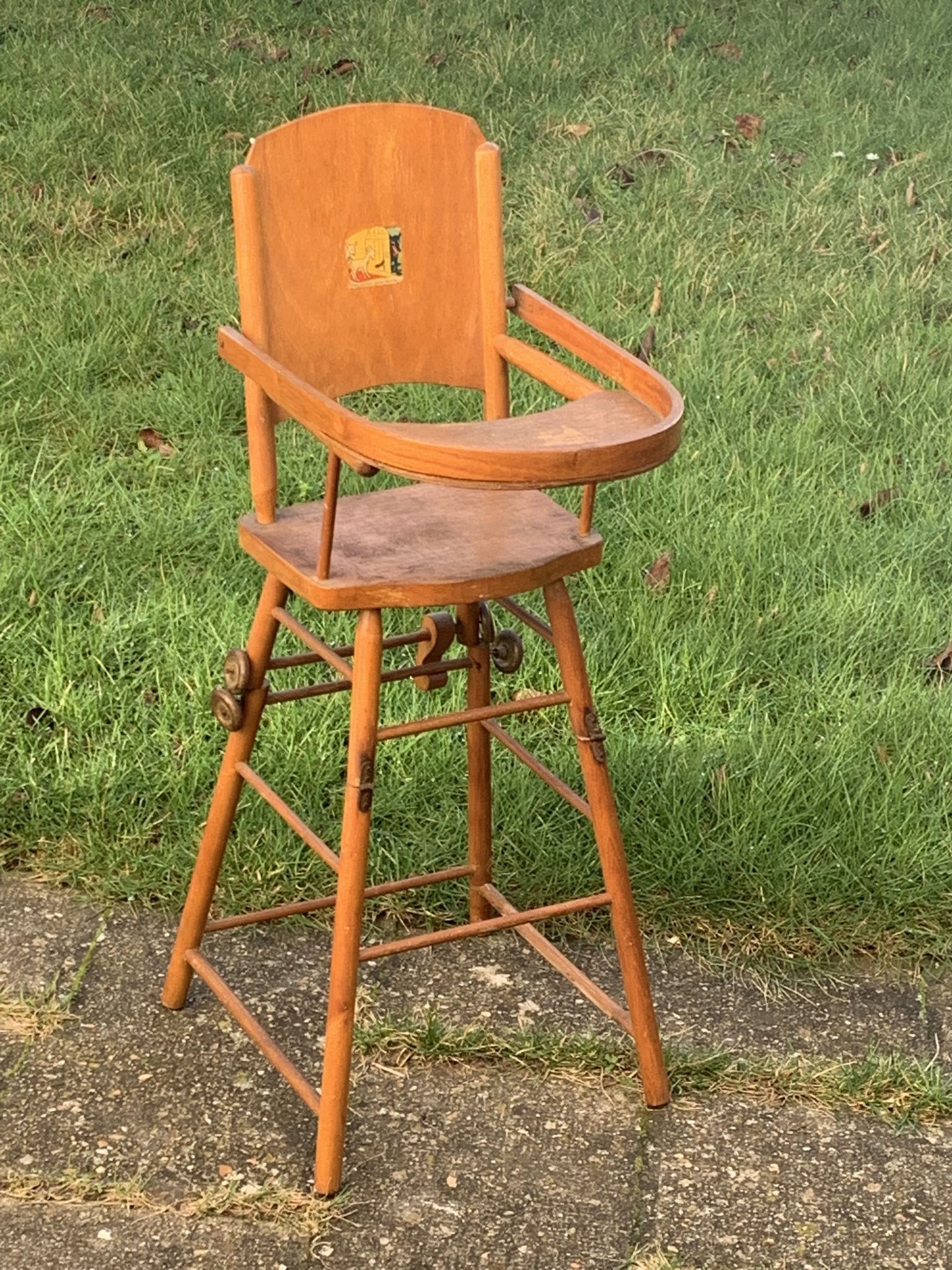 Chaise haute pour poupées en bois vintage