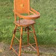 Chaise haute pour poupées en bois vintage