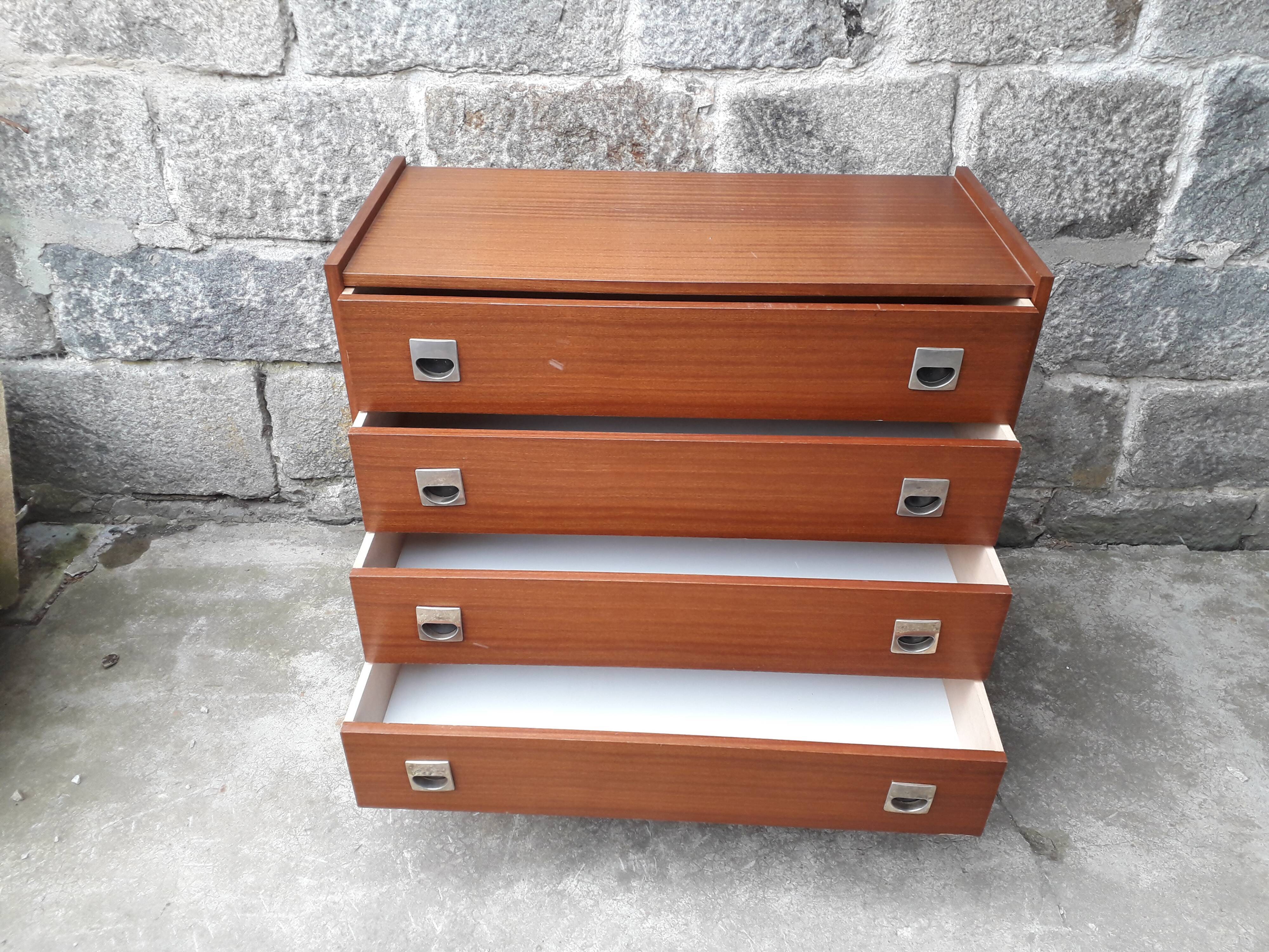 Commode vintage pieds fuseaux