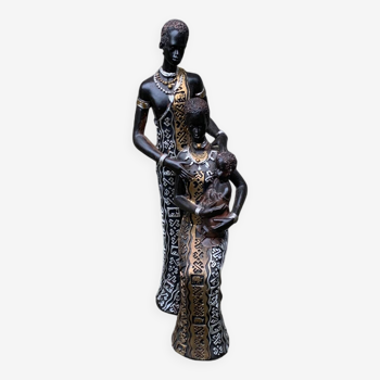 Statuette famille africaine en résine peinte à la main