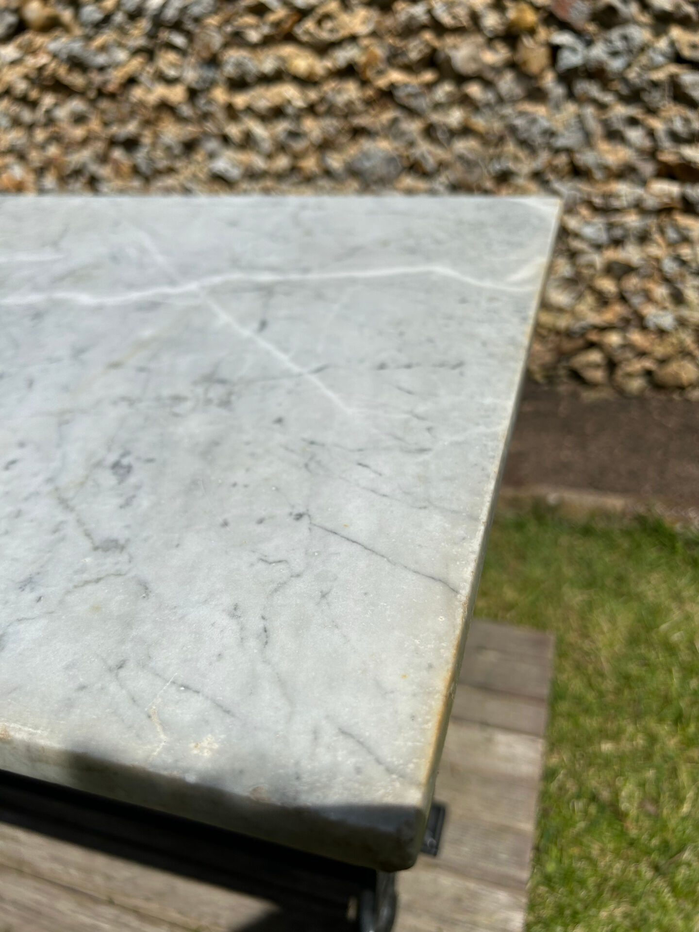 Rectangular bistro table in marble and cast iron