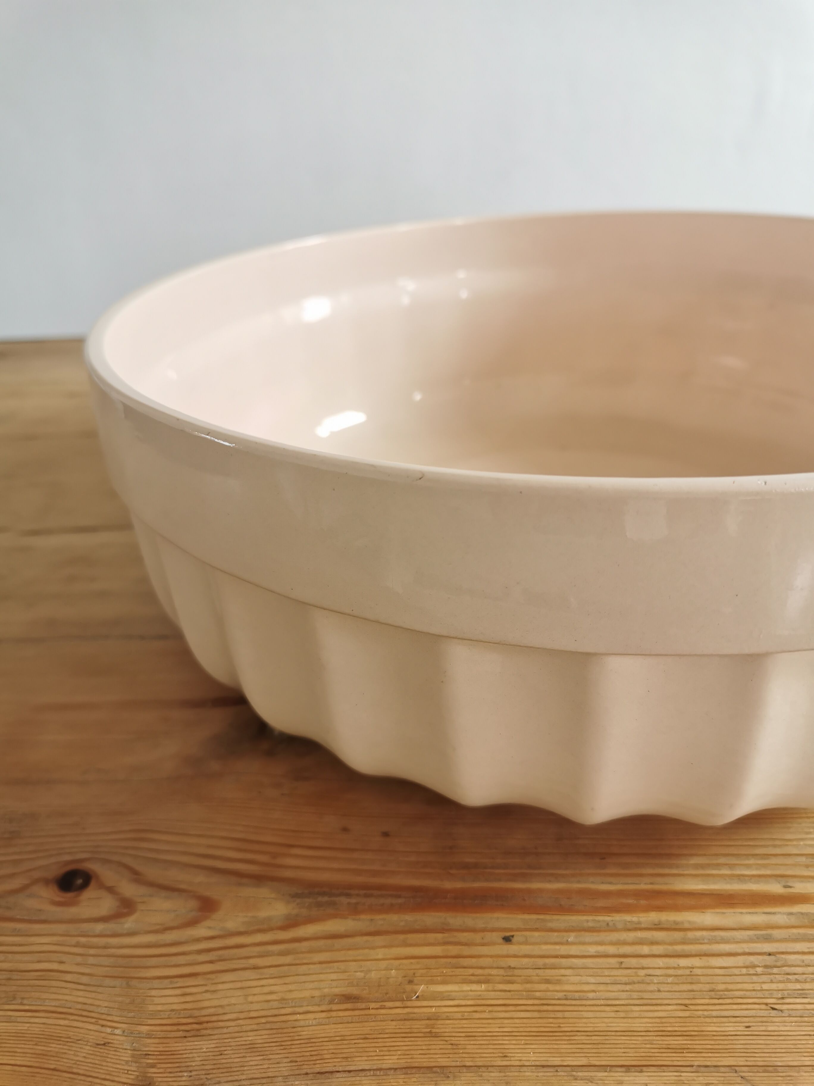 Salad bowl in pink faience Digoin