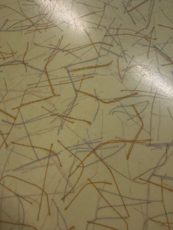 Table vintage en bois avec plateau en formica jaune