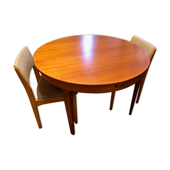 Round teak table with retractable extension