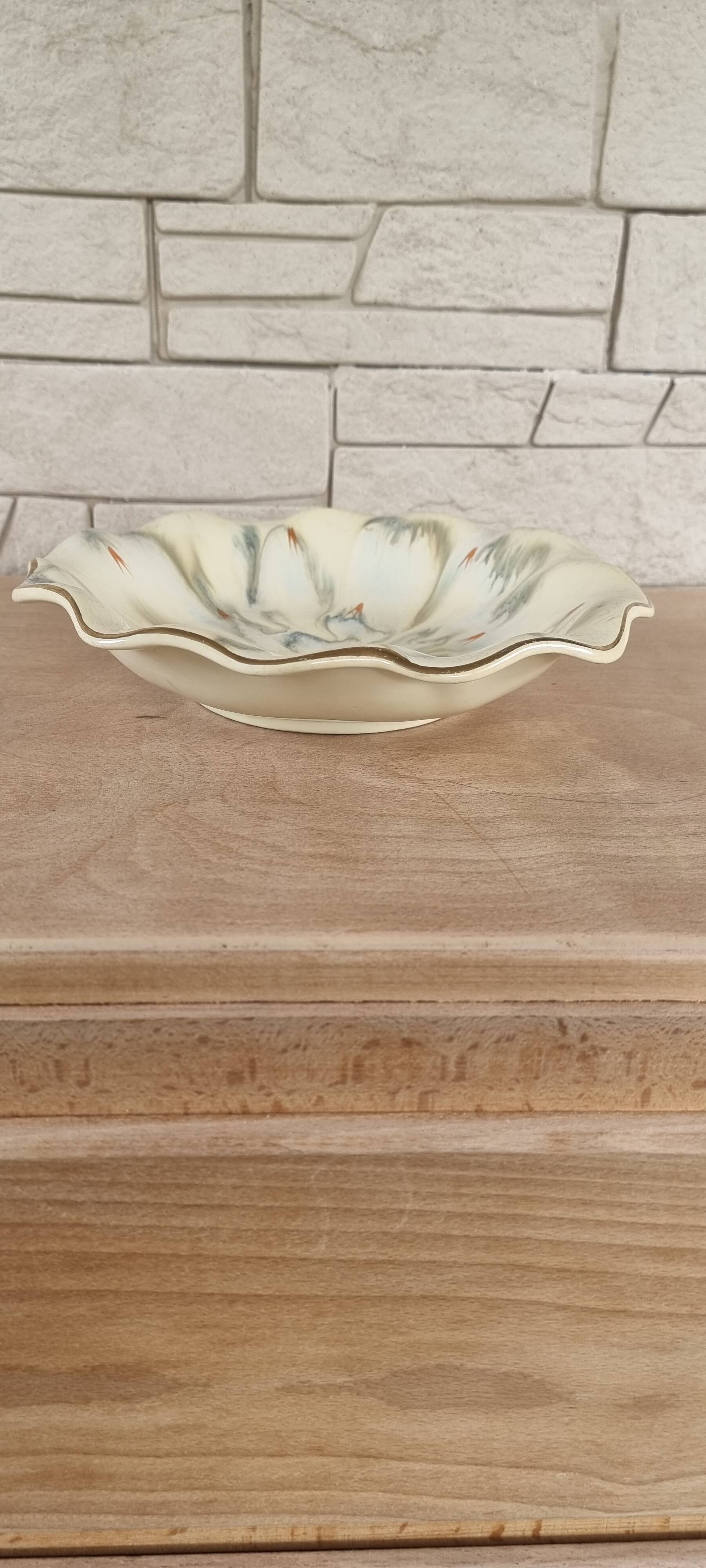 Plat en faïence du milieu du siècle