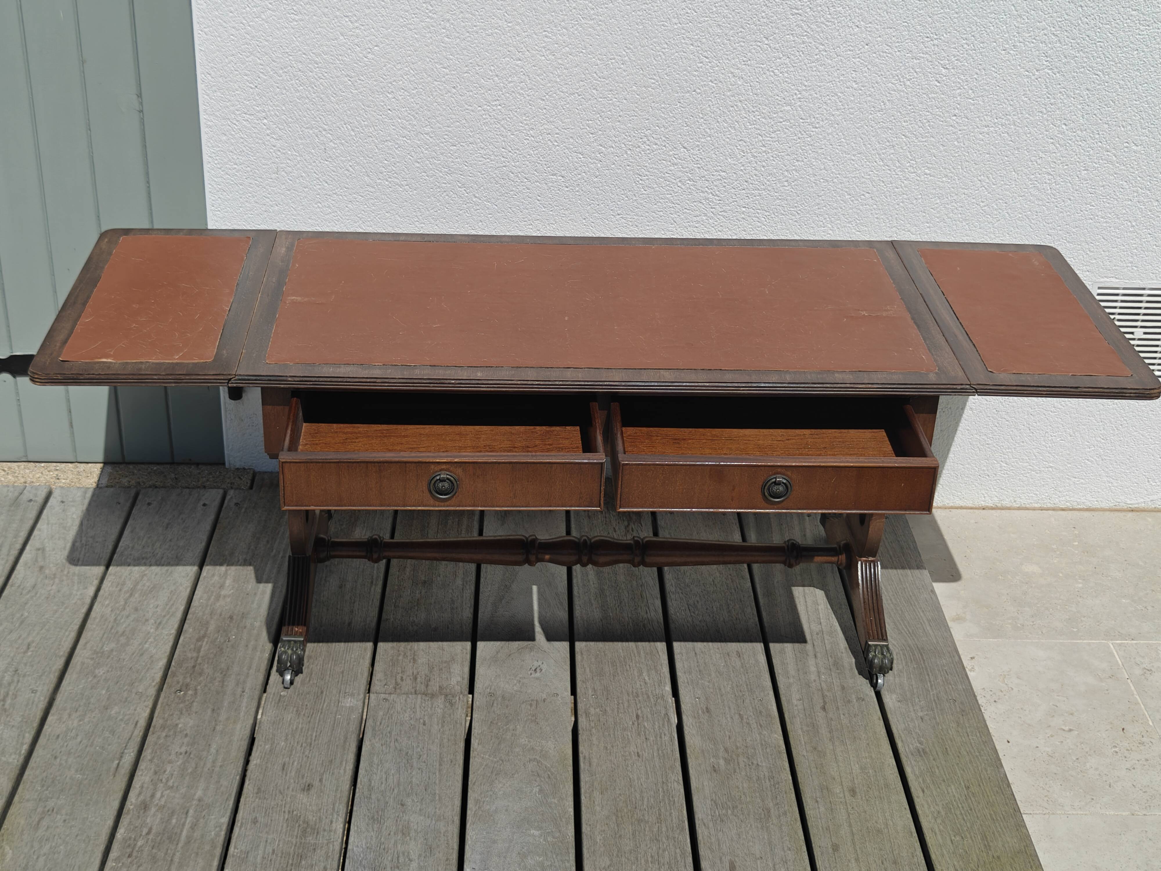 Elegant vintage coffee table, Regency style, in mahogany finish.