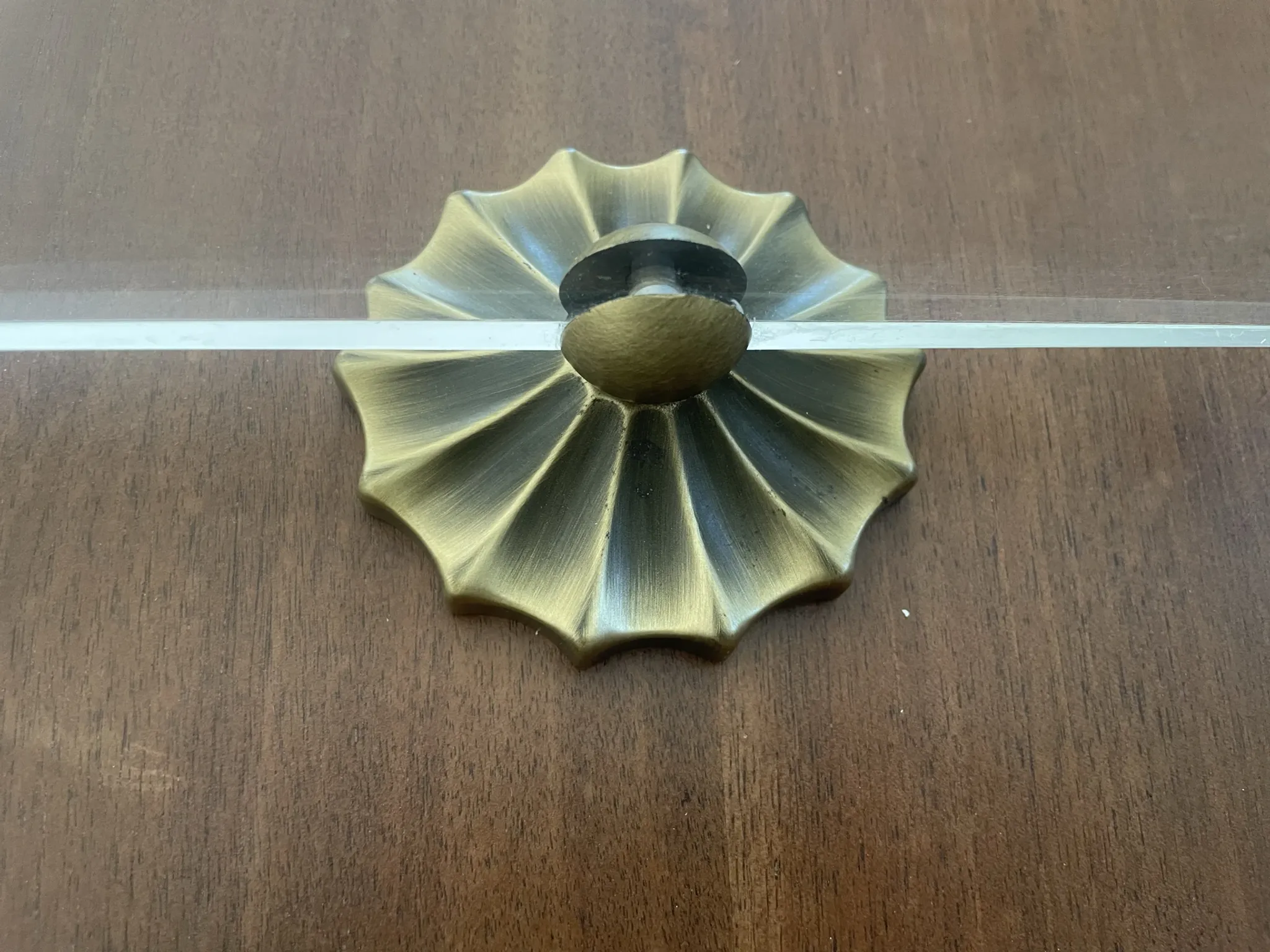 Étagère en lucite et laiton vintage avec ses patères
