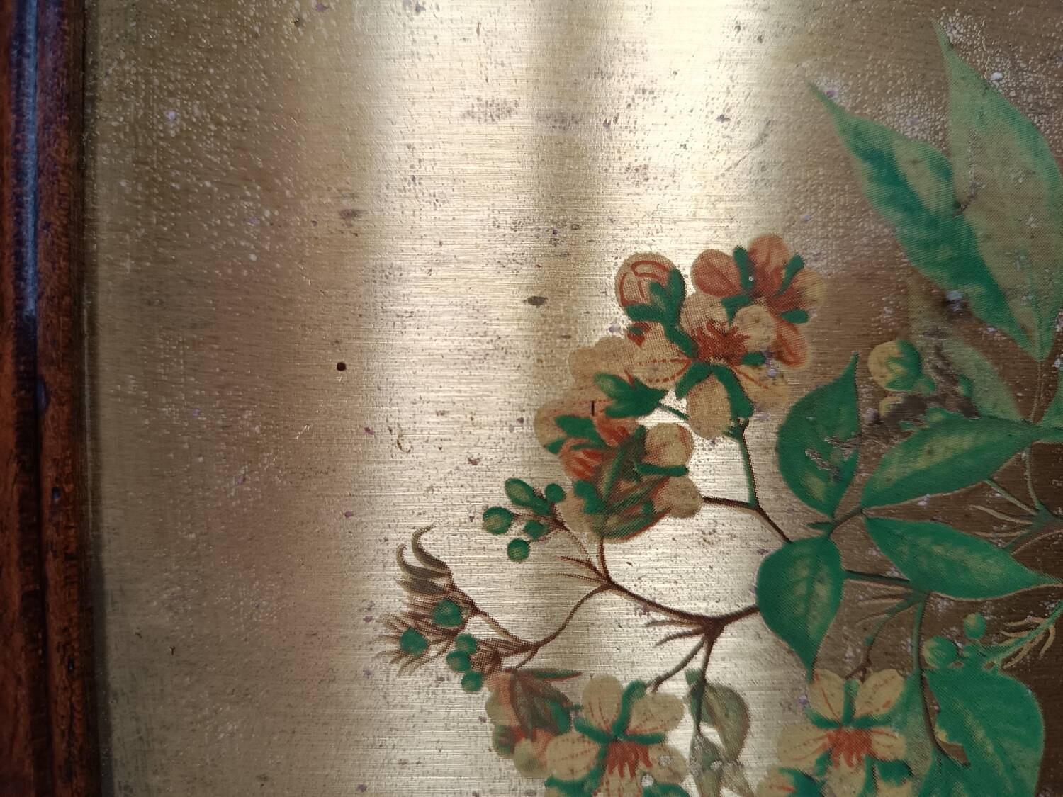 Key holder in wood and brass flower illustration