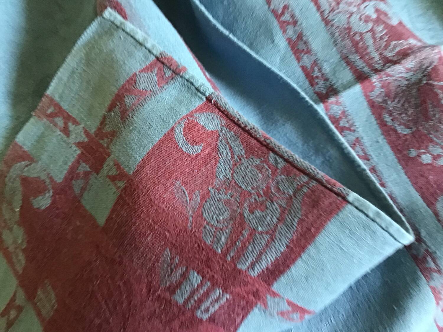 Nappe muguet papillons  bleue et rouge 160x240