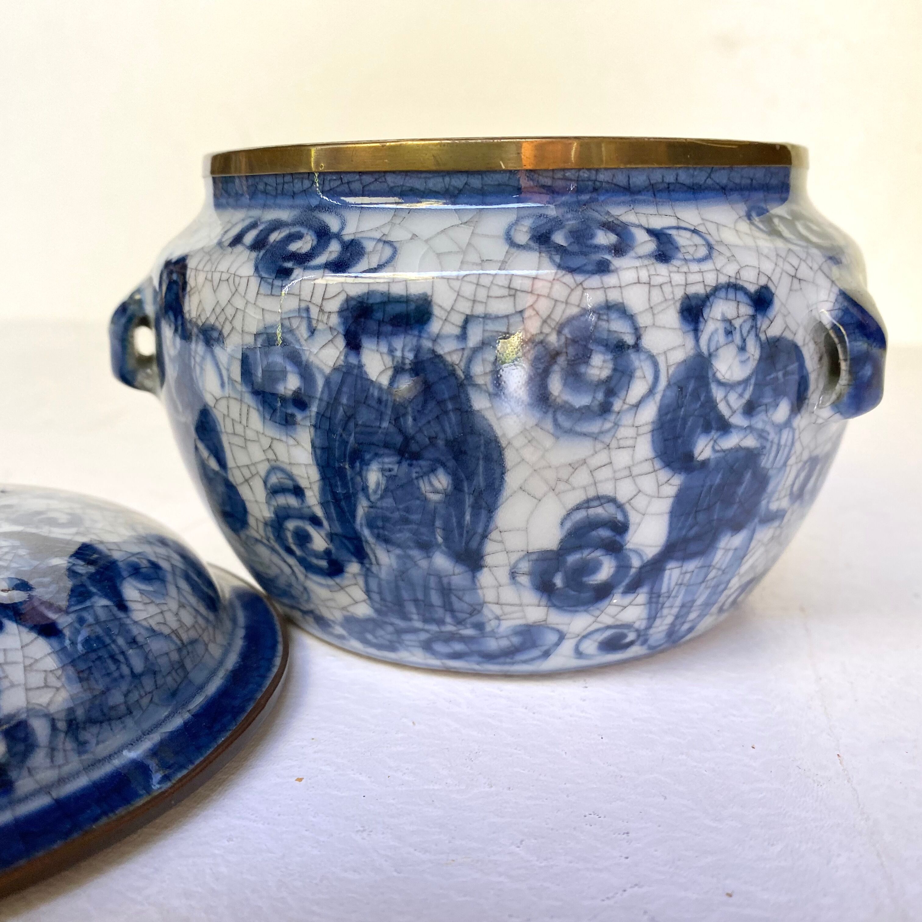 Chinese porcelain condiment pot