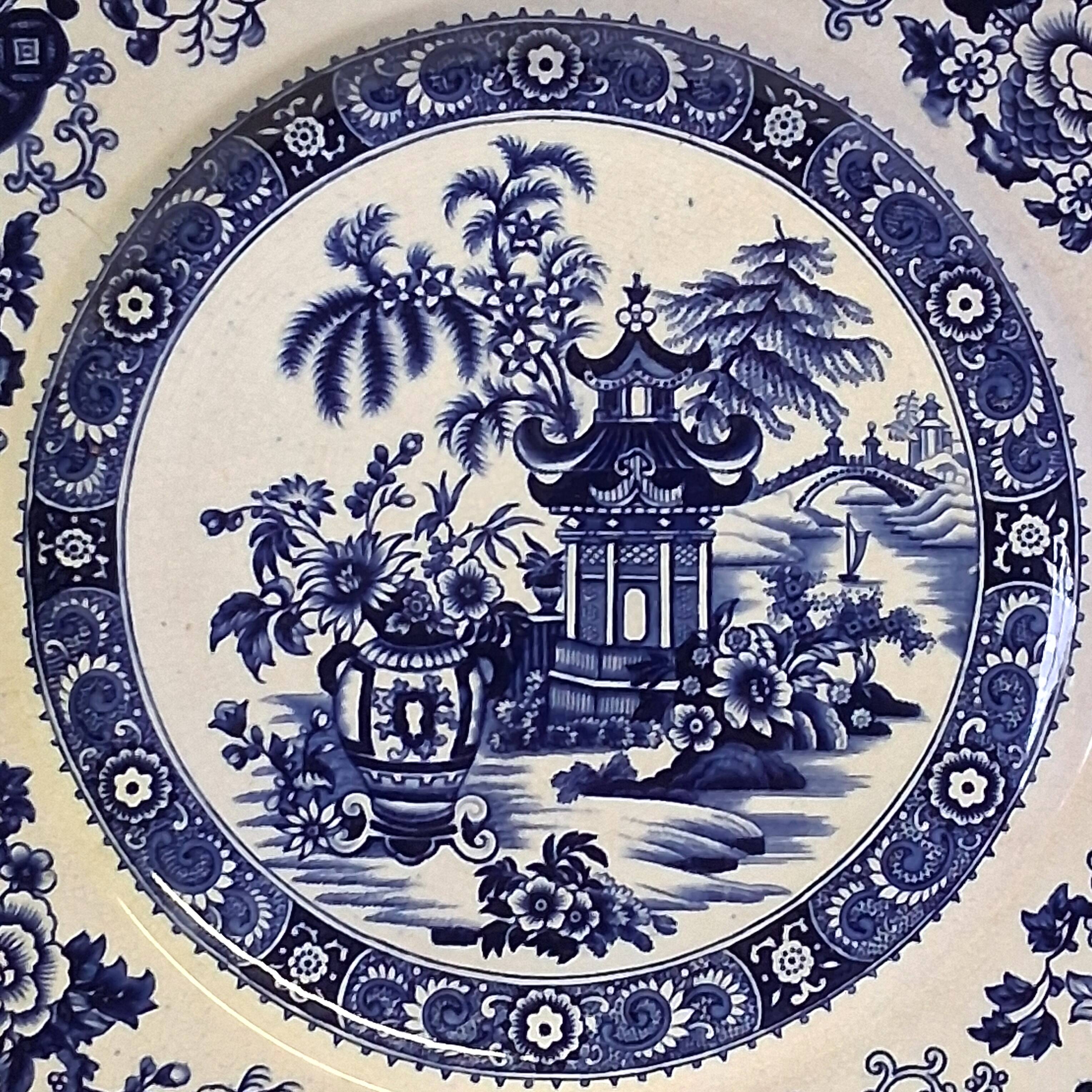 Antique flat plate from Creil and Montereau in good condition