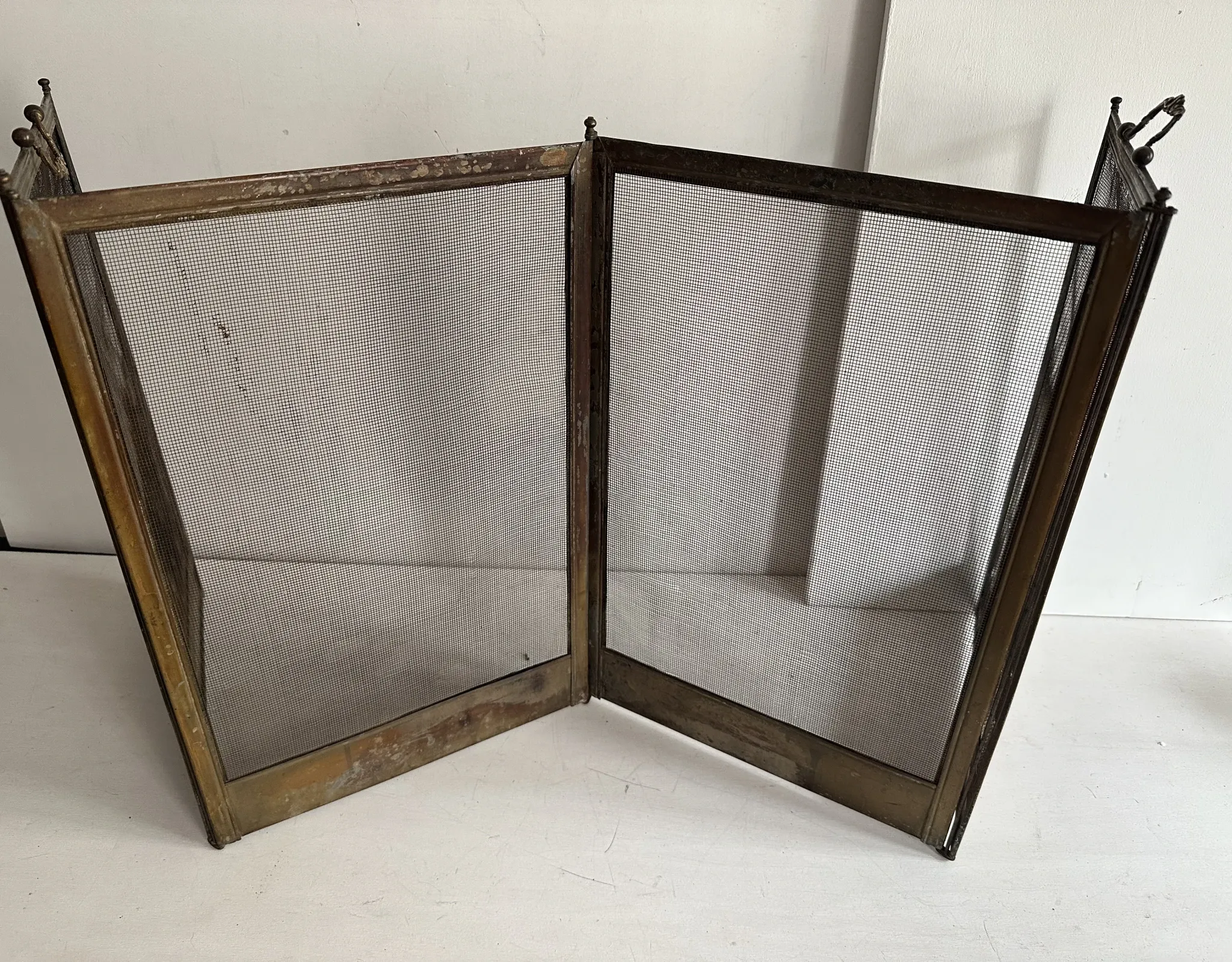 Antique brass and iron mesh spark guard with 4 panels – Early 20th century