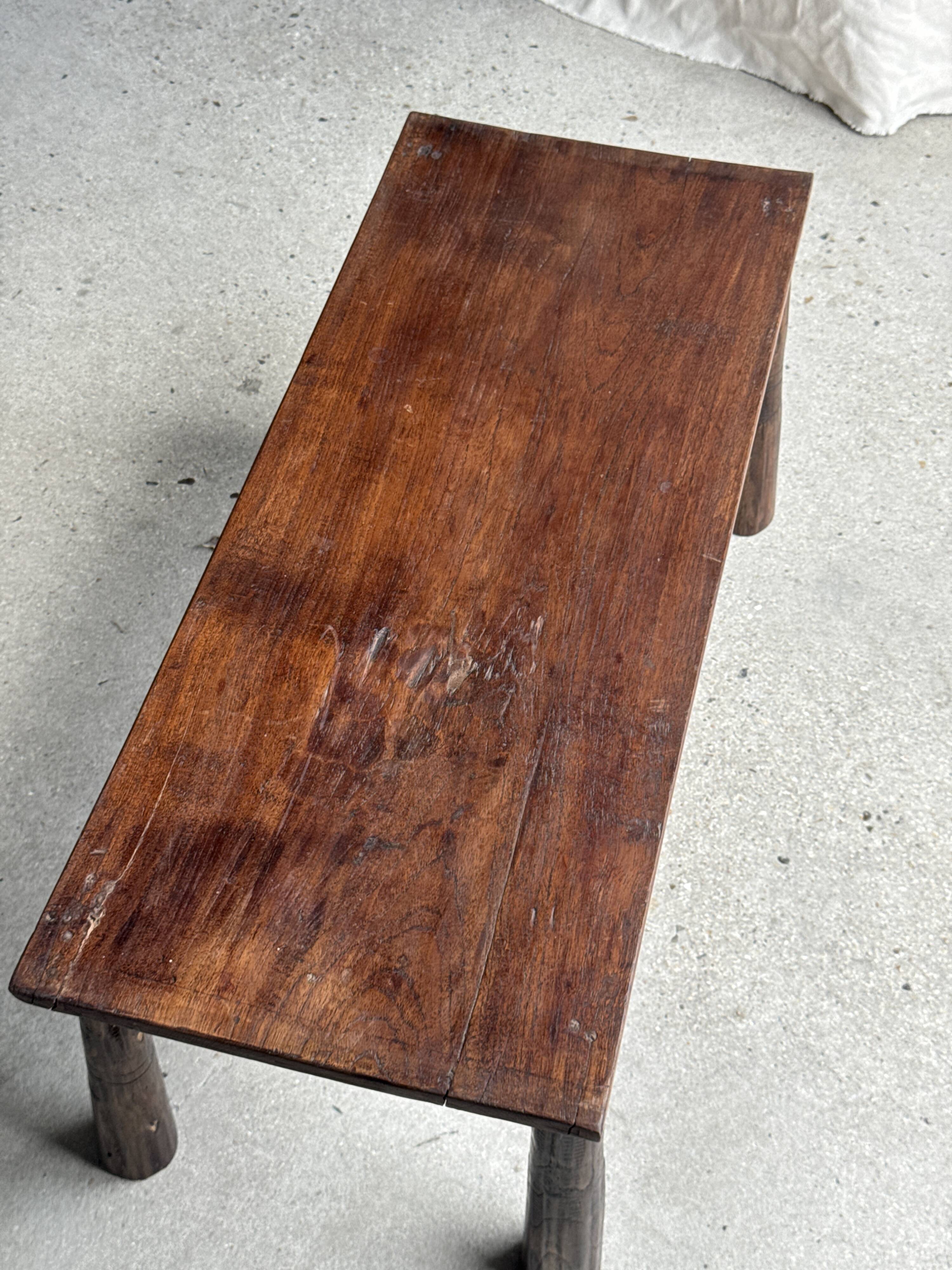 Table basse en teck brun de seconde main indonésienne pieds coniques H37 L8
