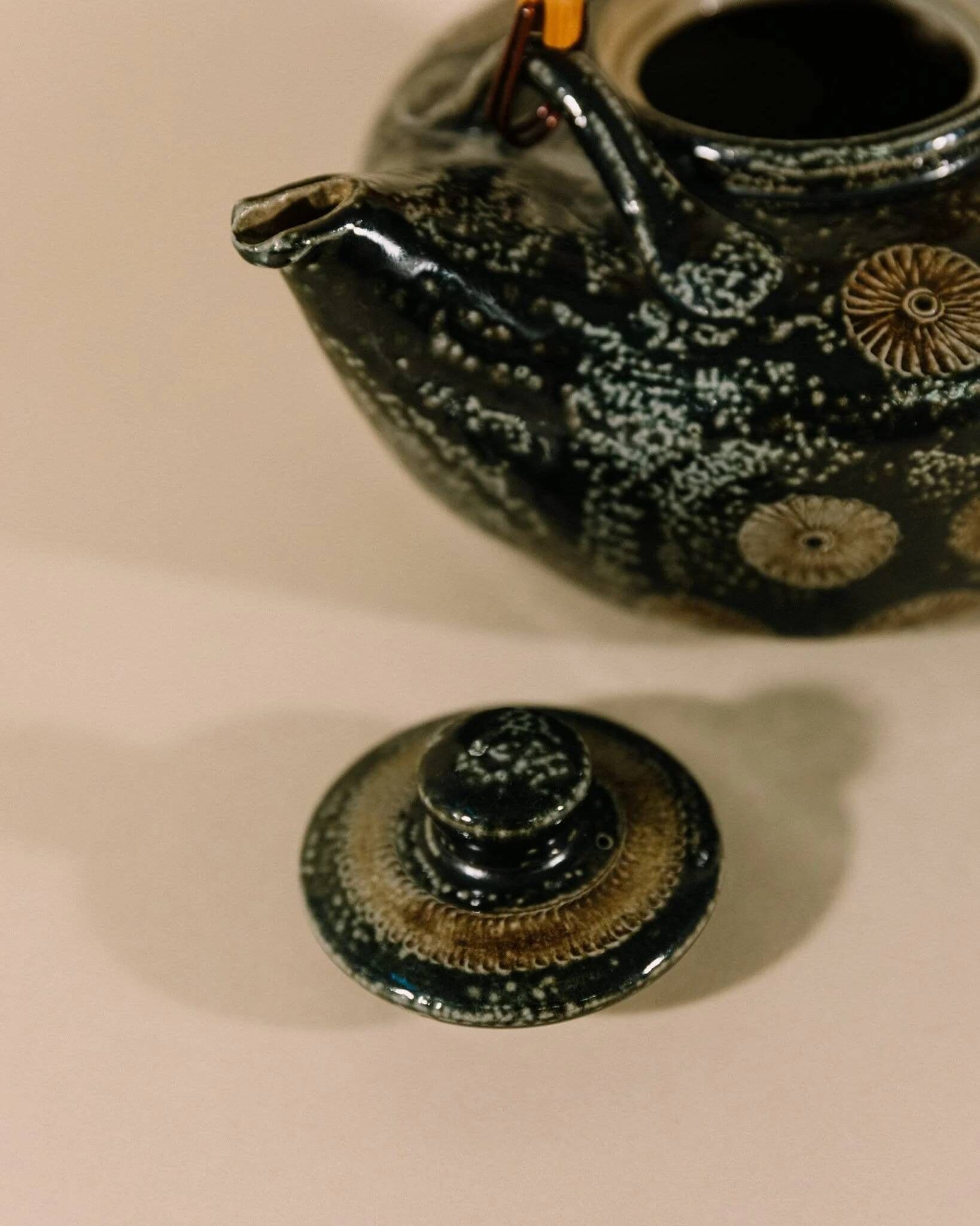 Wim Mühlendyck Stoneware Teapot in Westerwald Salt Glaze with Ritzdekor – Noir Speckled Ceramic, Mid-Century