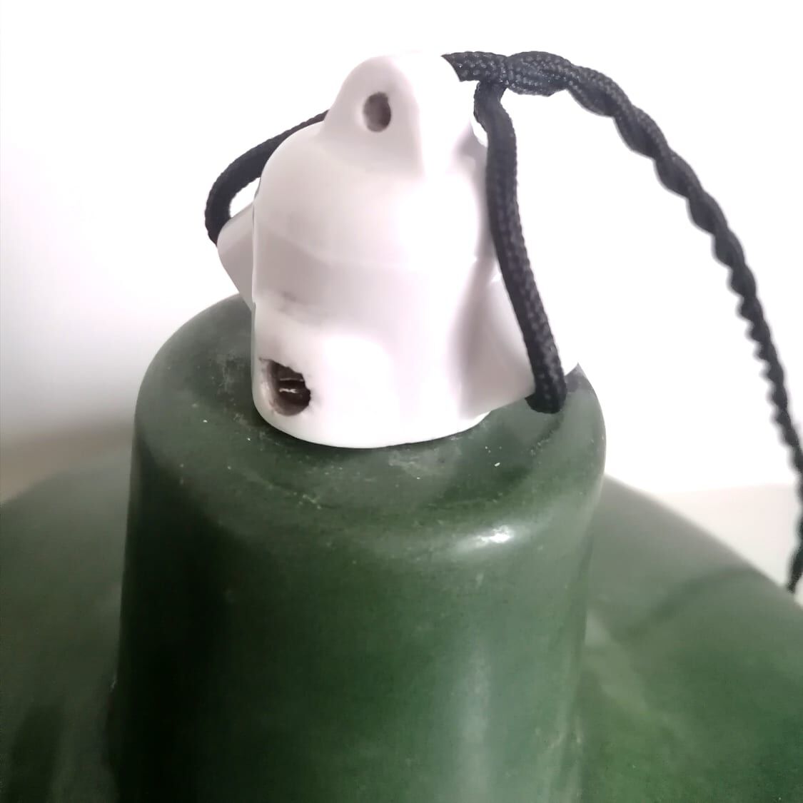 Pair of industrial suspensions in enamelled sheet metal