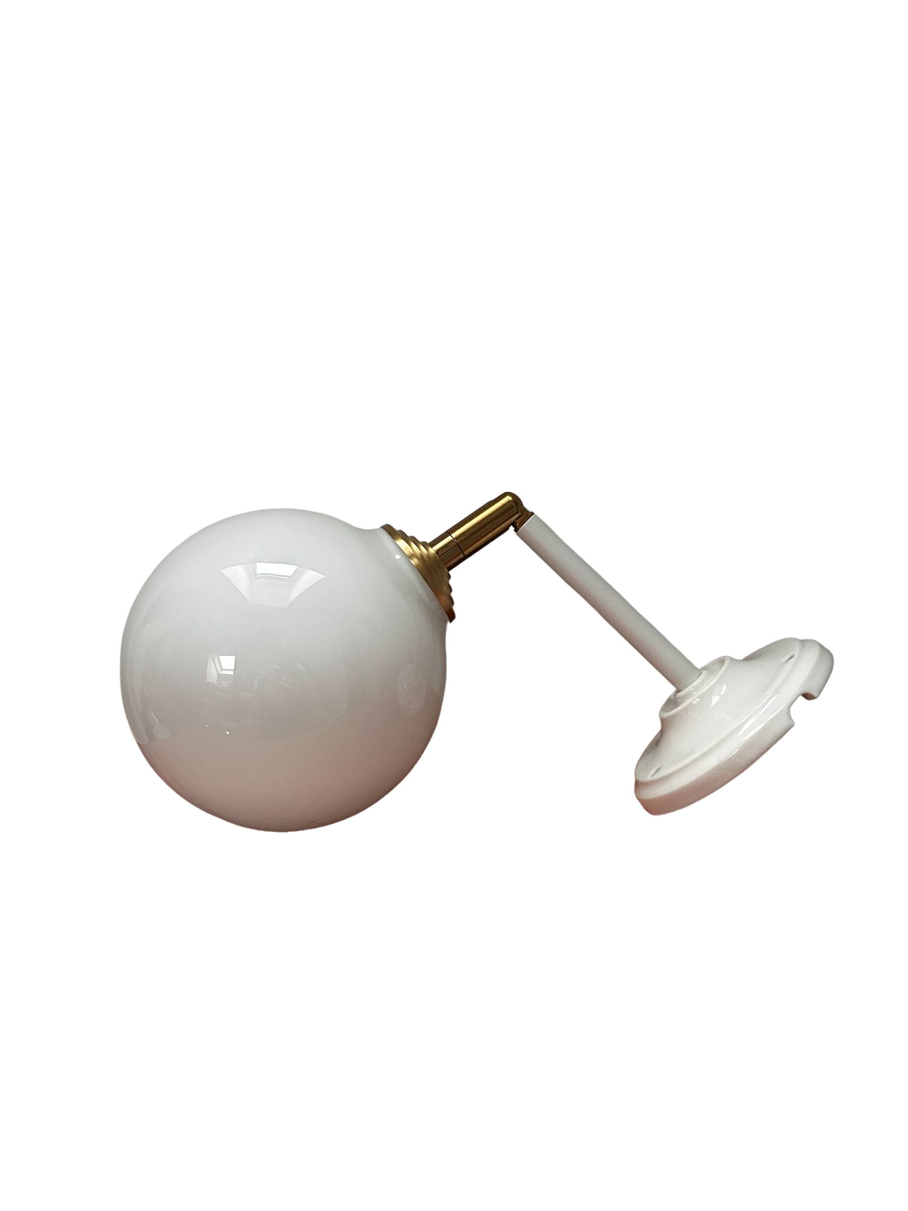 Applique murale inclinable globe opaline blanche