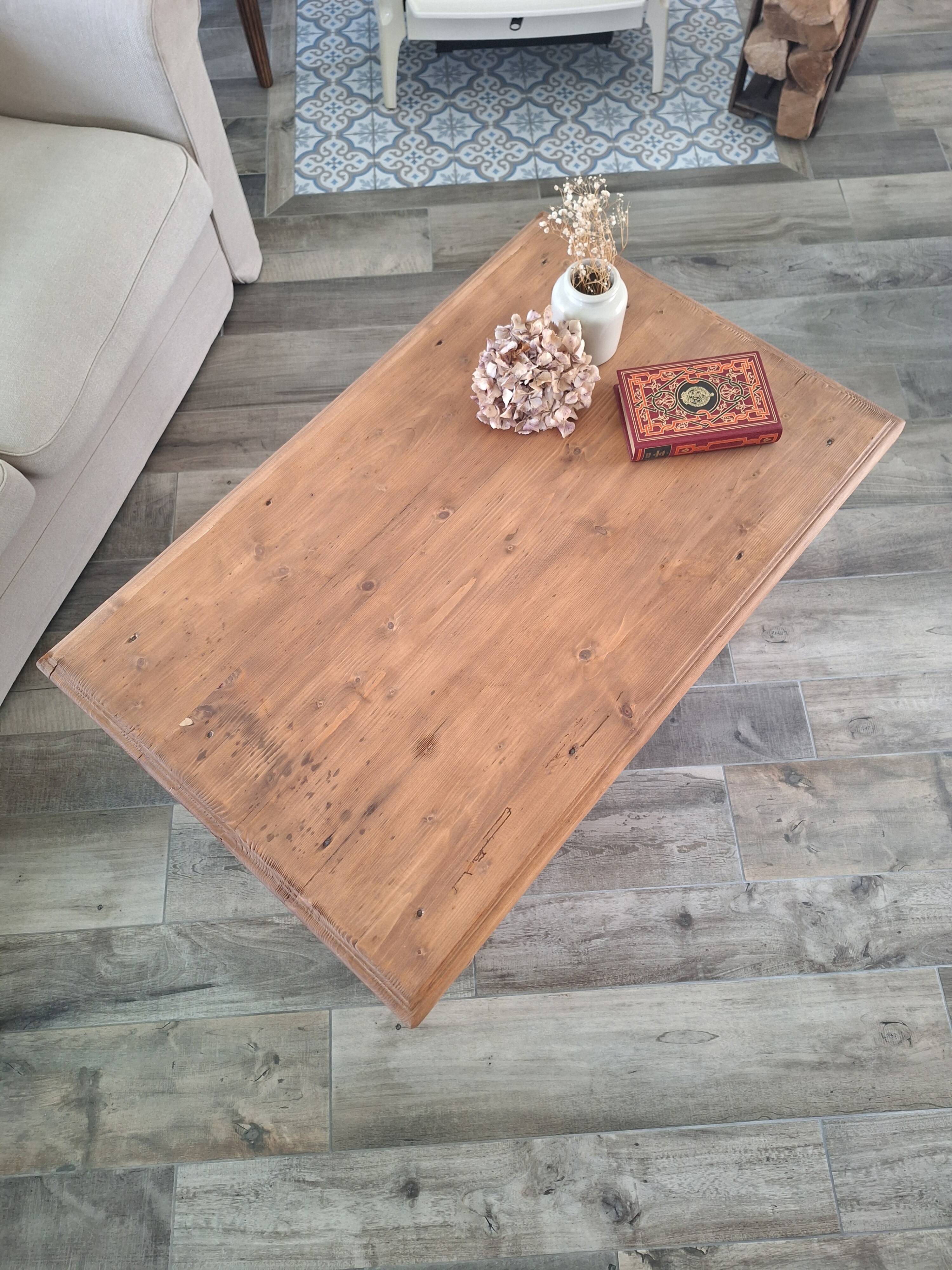 Farmhouse coffee table in solid wood, country style.