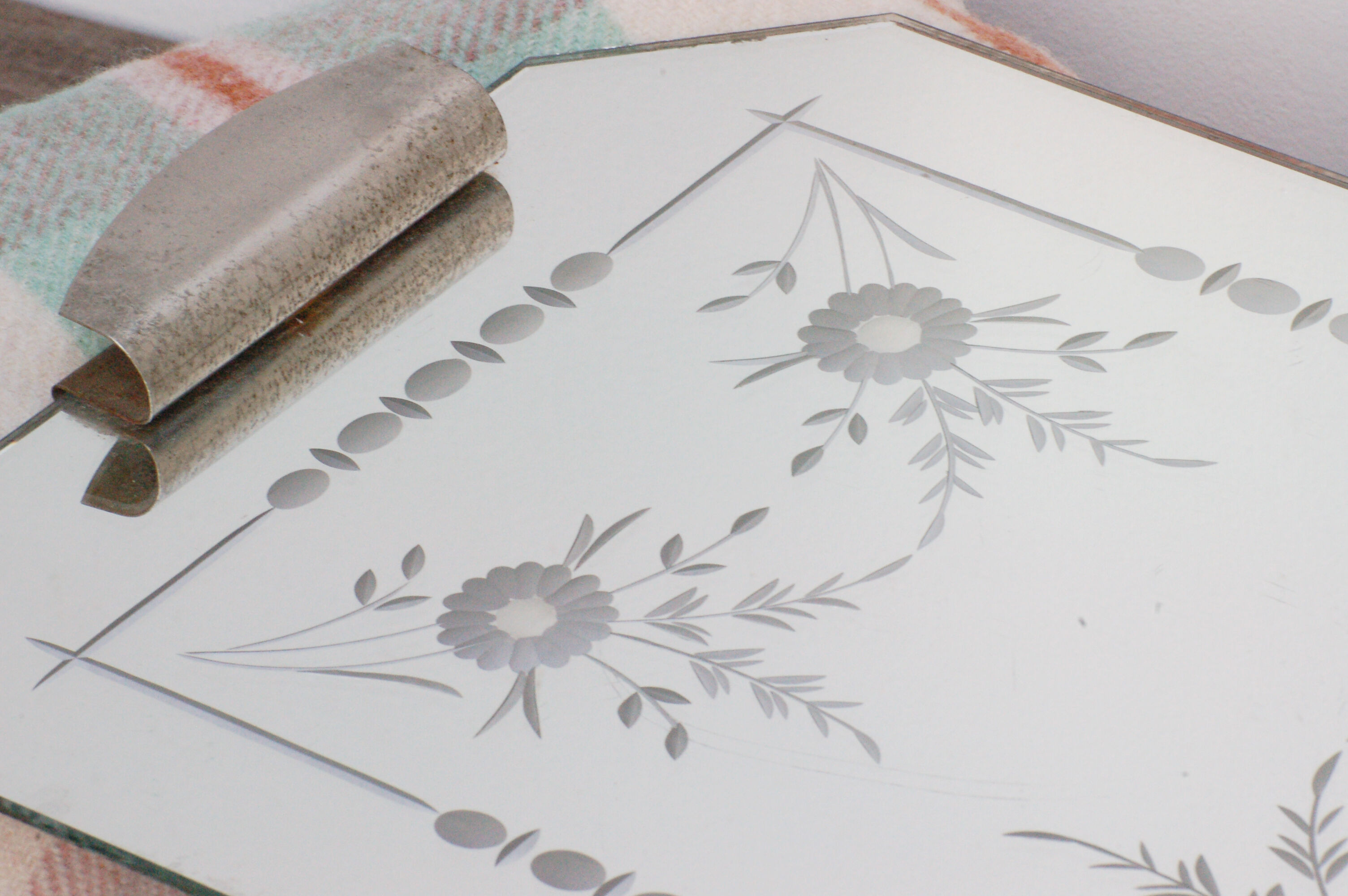 Plateau miroir à hanses décor de fleurs.
