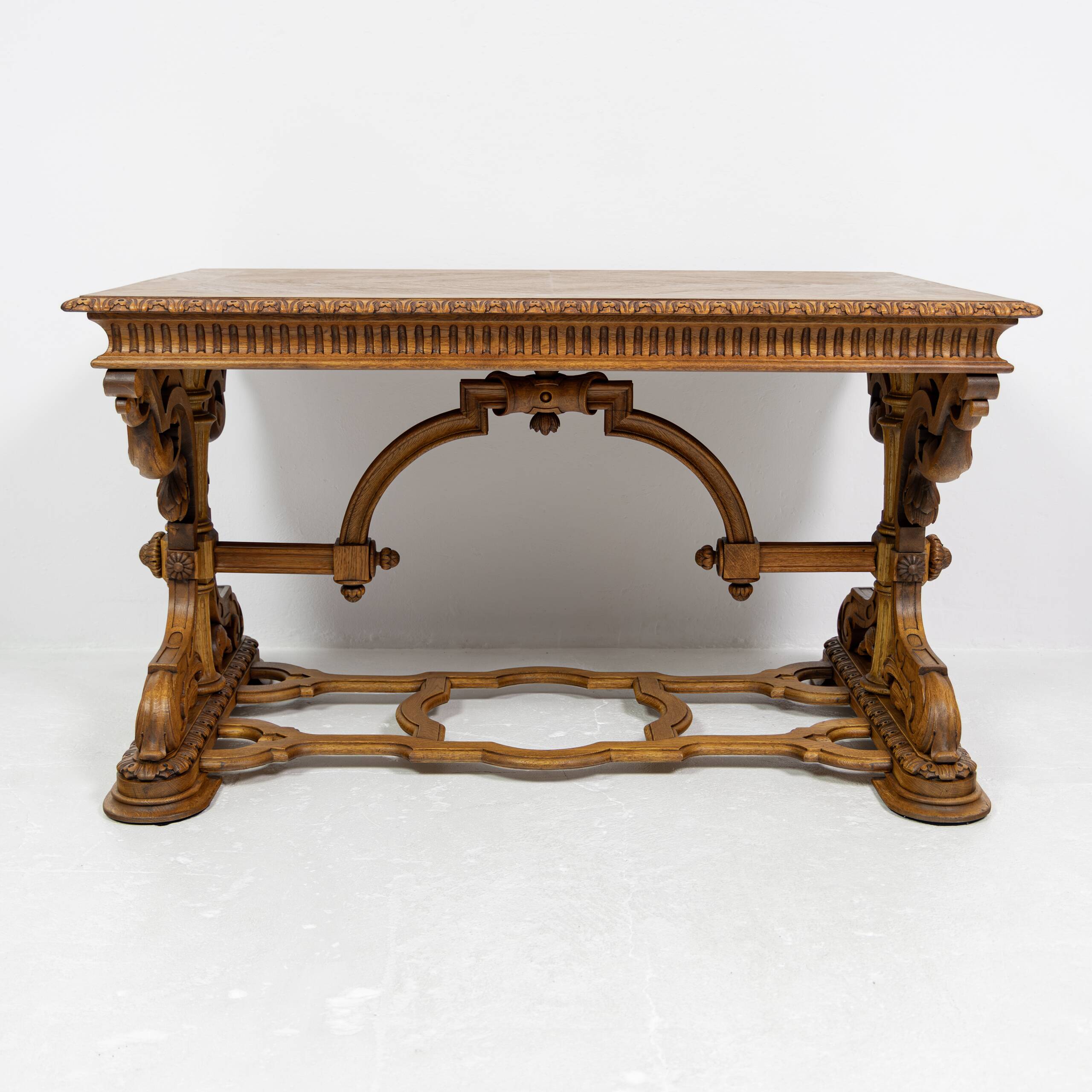 Table de bureau Néorenaissance en chêne 1880-1900