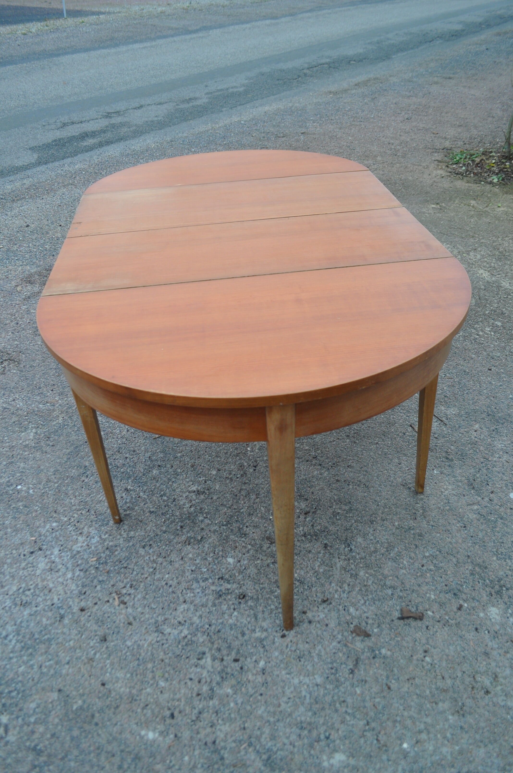 Modular scandinavian table