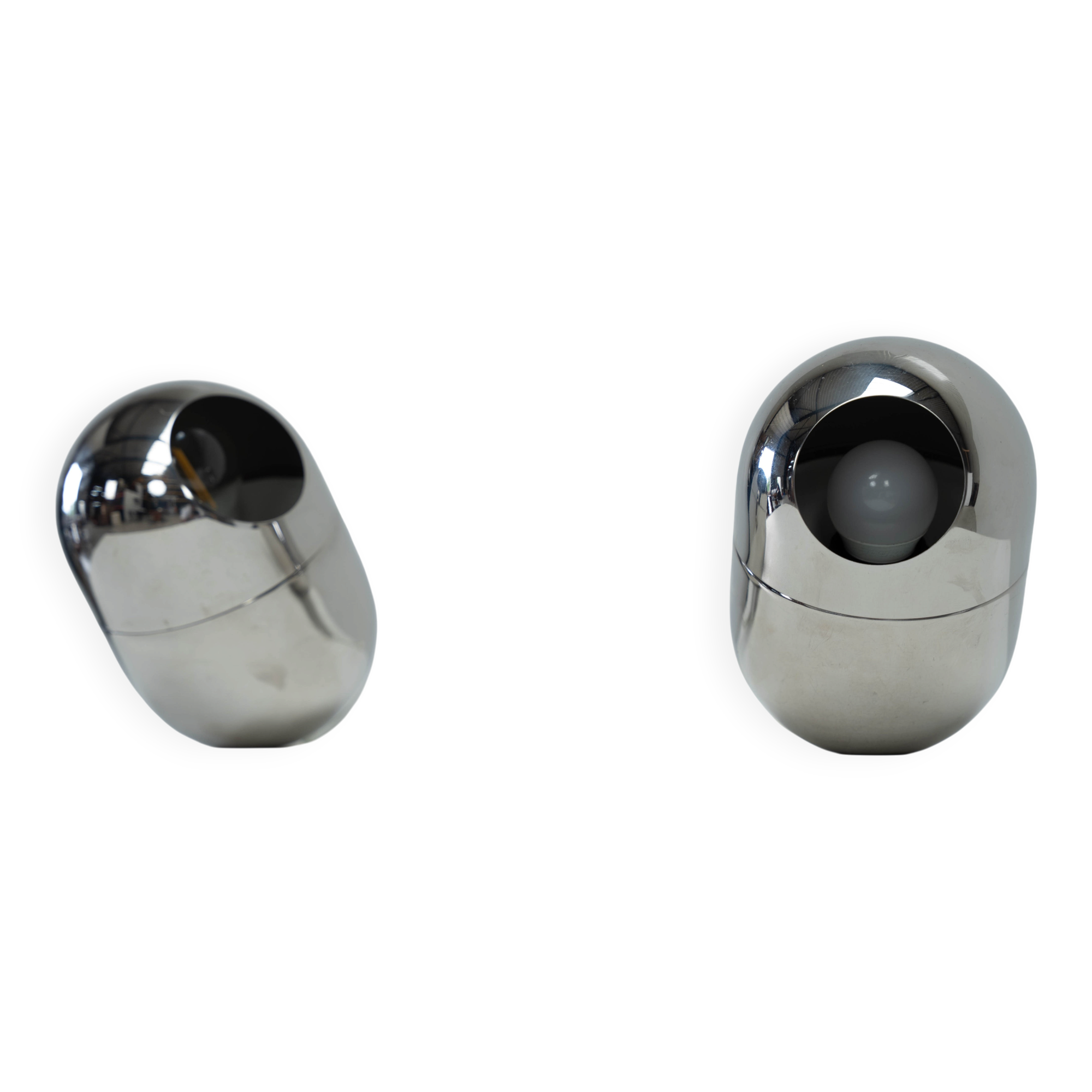 Ensemble de deux lampes de table Reggiani en chrome.