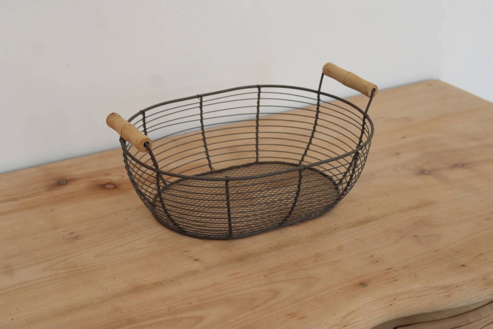 Oval metal basket with wooden handles – Country style