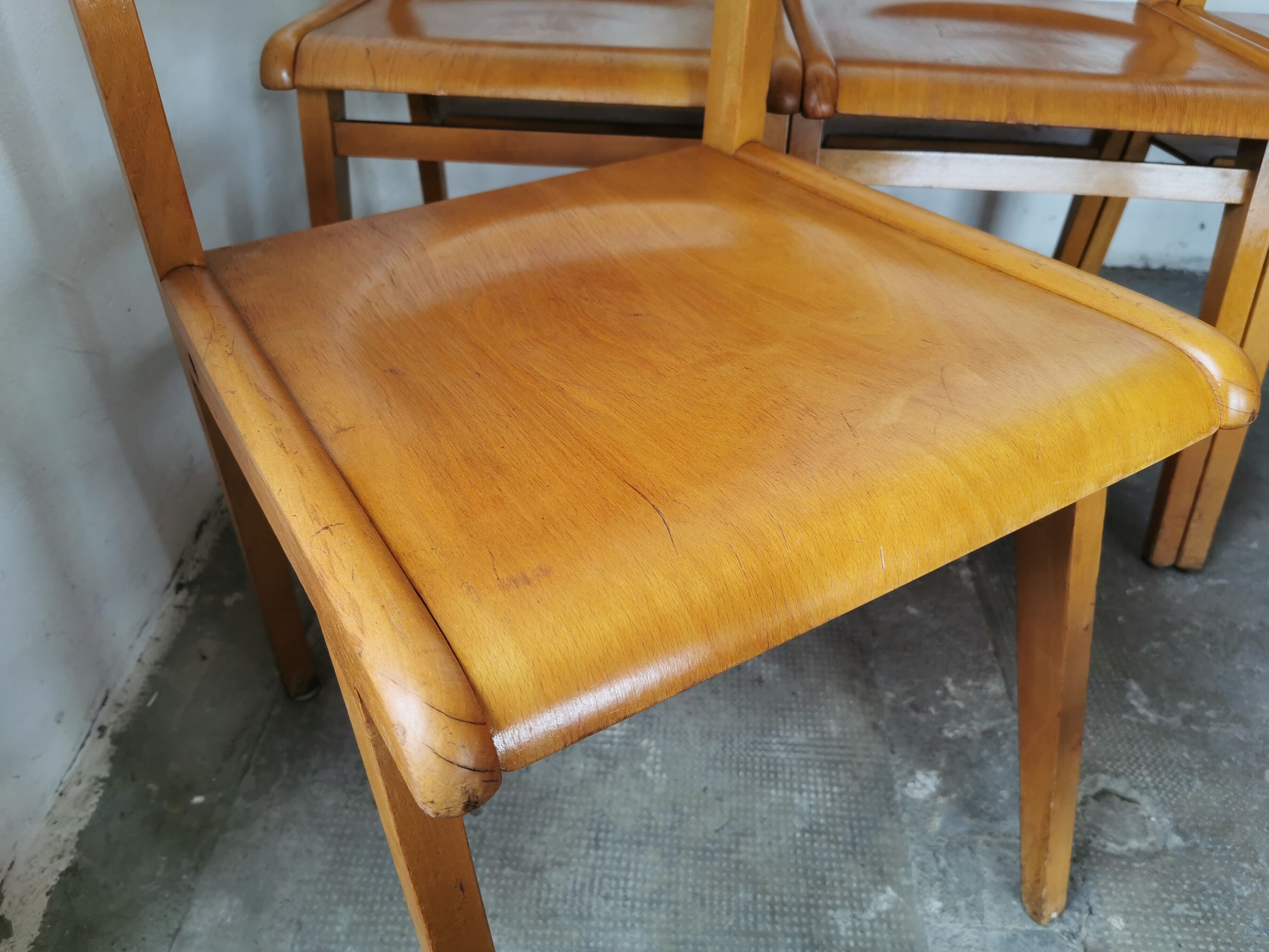 Lot de 6 chaises de théâtre en bois blond