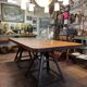 Grande table avec pieds indus
