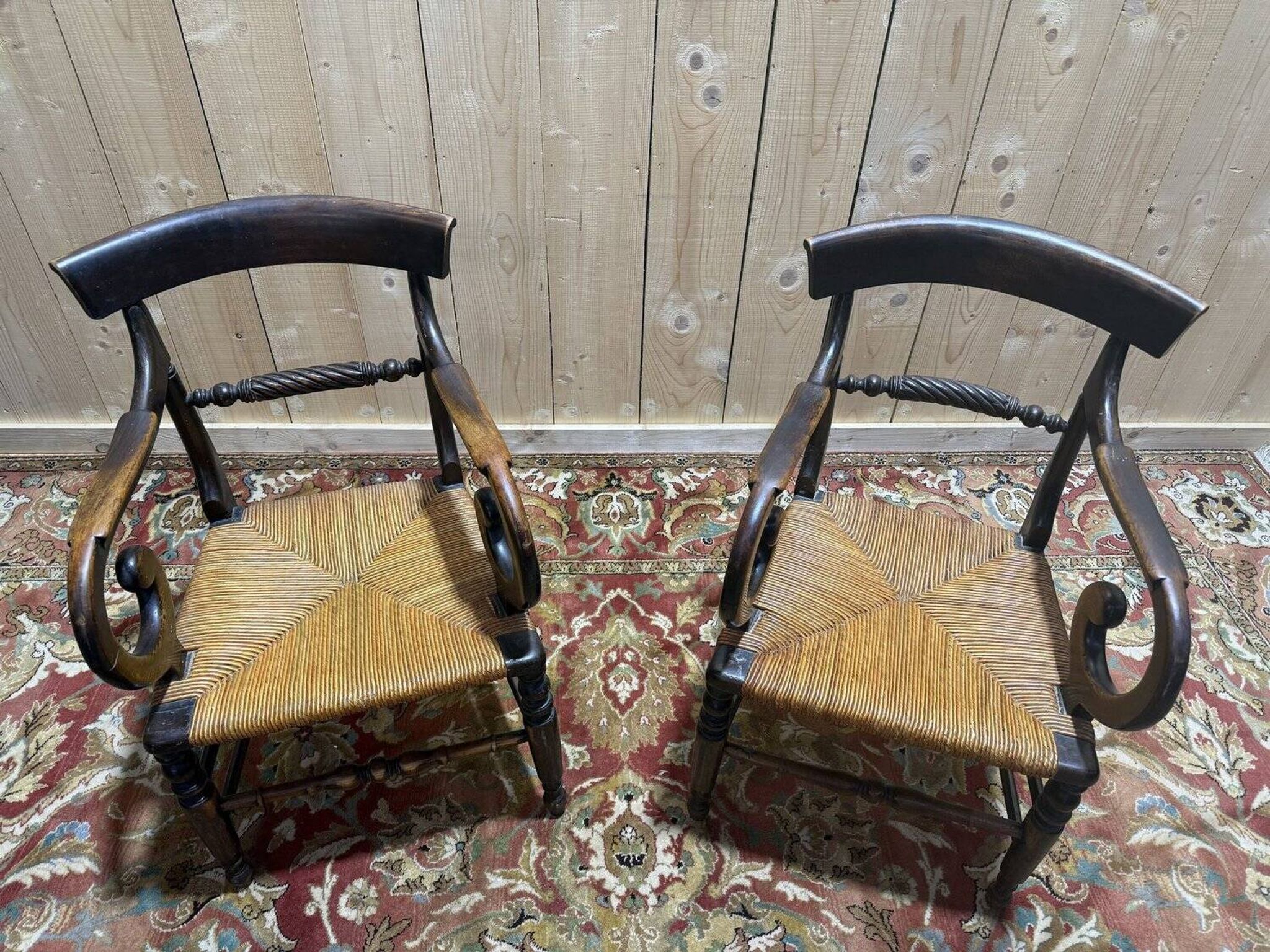 Paire de fauteuils paillés rustiques