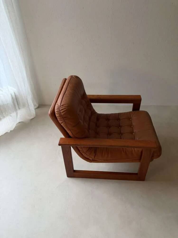 Vintage lounge chair in teak and leather from the 1960s.